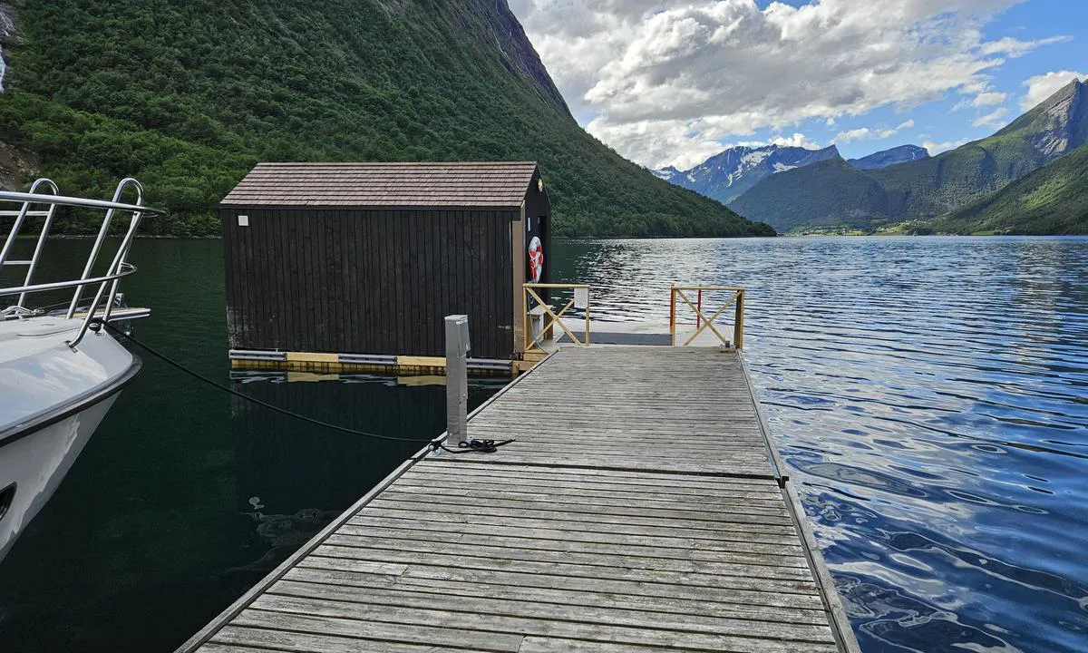 Øye Norangsfjorden: {"base": "no", "no": "Badstue er montert i enden av gjestebryggen, Hotell Union, \u00d8ye disponerer denne(se oppslag)", "se": "Bastu \u00e4r monterad i \u00e4nden av g\u00e4stbryggan, Hotell Union, \u00d8ye f\u00f6rfogar \u00f6ver denna (se anslag)", "en": "A sauna is installed at the end of the guest pier, Hotel Union, \u00d8ye manages this (see notice)", "da": "Sauna er monteret for enden af g\u00e6stebroen, Hotel Union, \u00d8ye r\u00e5der over denne(se opslag)"}