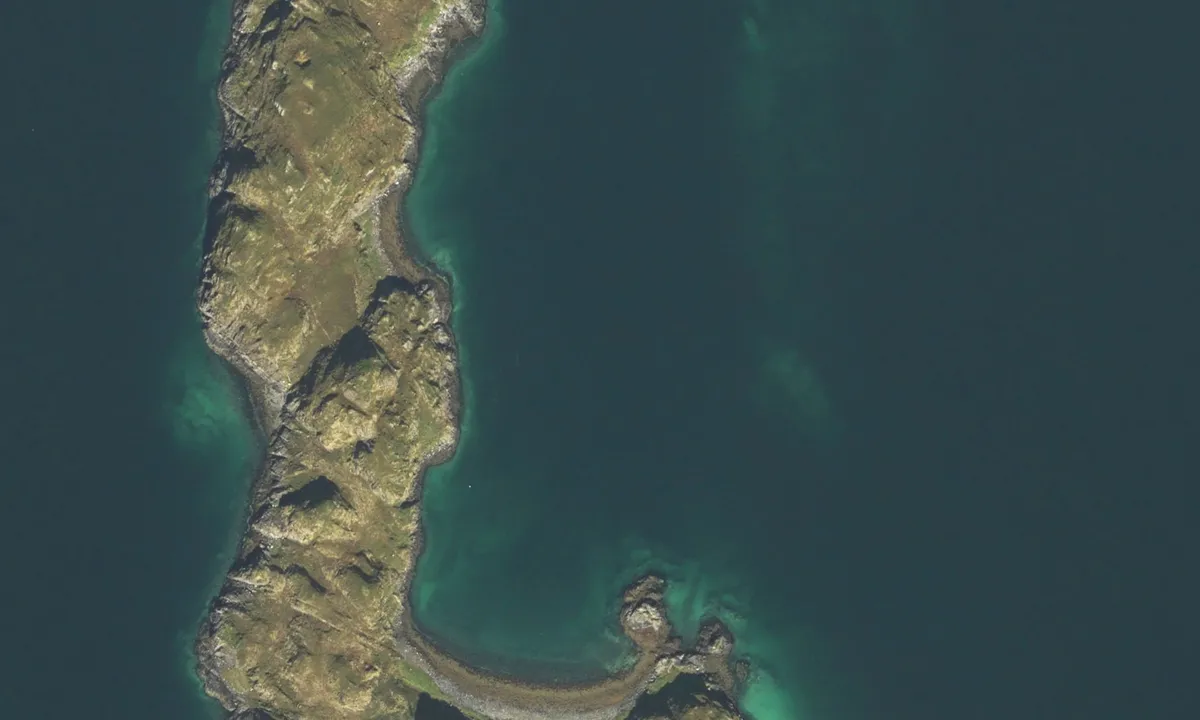 Flyfoto av Øyfjordhiolmen