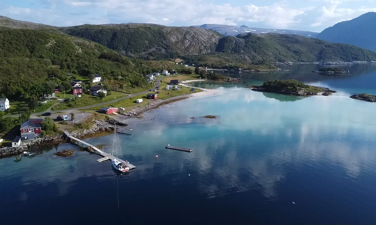 Øyriket camping og marina: {"base": "no", "no": "Her ses campingen p\u00e5 bildet", "se": "H\u00e4r ses campingen p\u00e5 bilden", "en": "Here you can see the camping area in the picture", "da": "Her ses campingpladsen p\u00e5 billedet"}