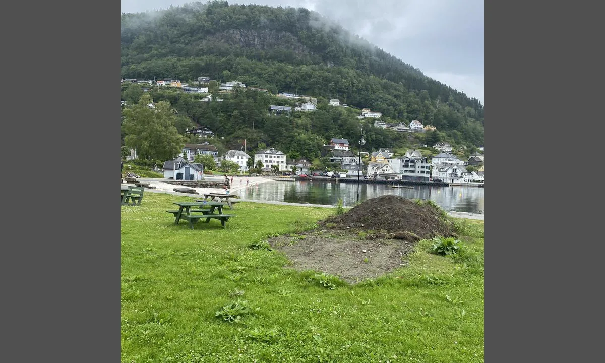 Øystese gjestebrygge: {"base": "no", "no": "Fin badeplass i umiddelbar n\u00e6rhet", "se": "Fin badplats i omedelbar n\u00e4rhet", "en": "Nice bathing spot in the immediate vicinity", "da": "Fin badeplads i umiddelbar n\u00e6rhed"}