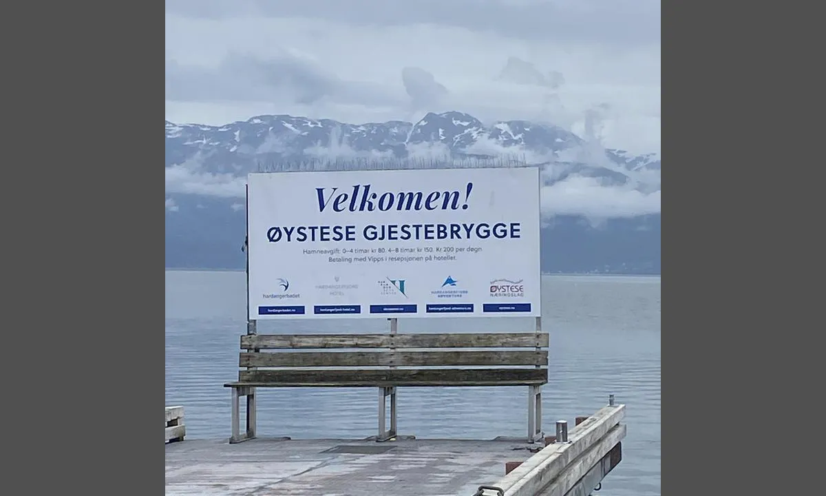 Øystese gjestebrygge: {"base": "no", "no": "200kr per d\u00f8gn med str\u00f8m ved Hardanger Fjordhotel", "se": "200kr per dygn med str\u00f6m vid Hardanger Fjordhotel", "en": "200 NOK per day with electricity at Hardanger Fjordhotel", "da": "200 kr per d\u00f8gn med str\u00f8m ved Hardanger Fjordhotel"}