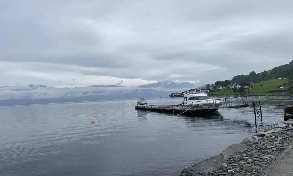 Øystese gjestebrygge: {"base": "no", "no": "P\u00e5 Styrbors side n\u00e5 man kommer inn er 12 m reservert til rib b\u00e5ten.\r\n\r\nDette er et bedre alternativ til gjestehamna (ble anbefalt \u00e5 pr\u00f8ve her av havnevakten) da dybden er 1.2 meter der inne.", "se": "P\u00e5 styrbords sida n\u00e4r man kommer in \u00e4r 12 m reserverat f\u00f6r ribb\u00e5ten.<br><br>Detta \u00e4r ett b\u00e4ttre alternativ till g\u00e4sthamnen (blev rekommenderad att pr\u00f6va h\u00e4r av hamnvakten) d\u00e5 djupet \u00e4r 1,2 meter d\u00e4r inne.", "en": "On the starboard side when entering, 12 meters are reserved for the RIB boat.<br><br>This is a better alternative to the guest harbor (was recommended to try here by the harbor guard) as the depth is 1.2 meters inside.", "da": "P\u00e5 styrbords side n\u00e5r man kommer ind, er 12 m reserveret til rib b\u00e5den.<br><br>Dette er et bedre alternativ til g\u00e6stehavnen (blev anbefalet at pr\u00f8ve her af havnevagten) da dybden er 1,2 meter derinde."}