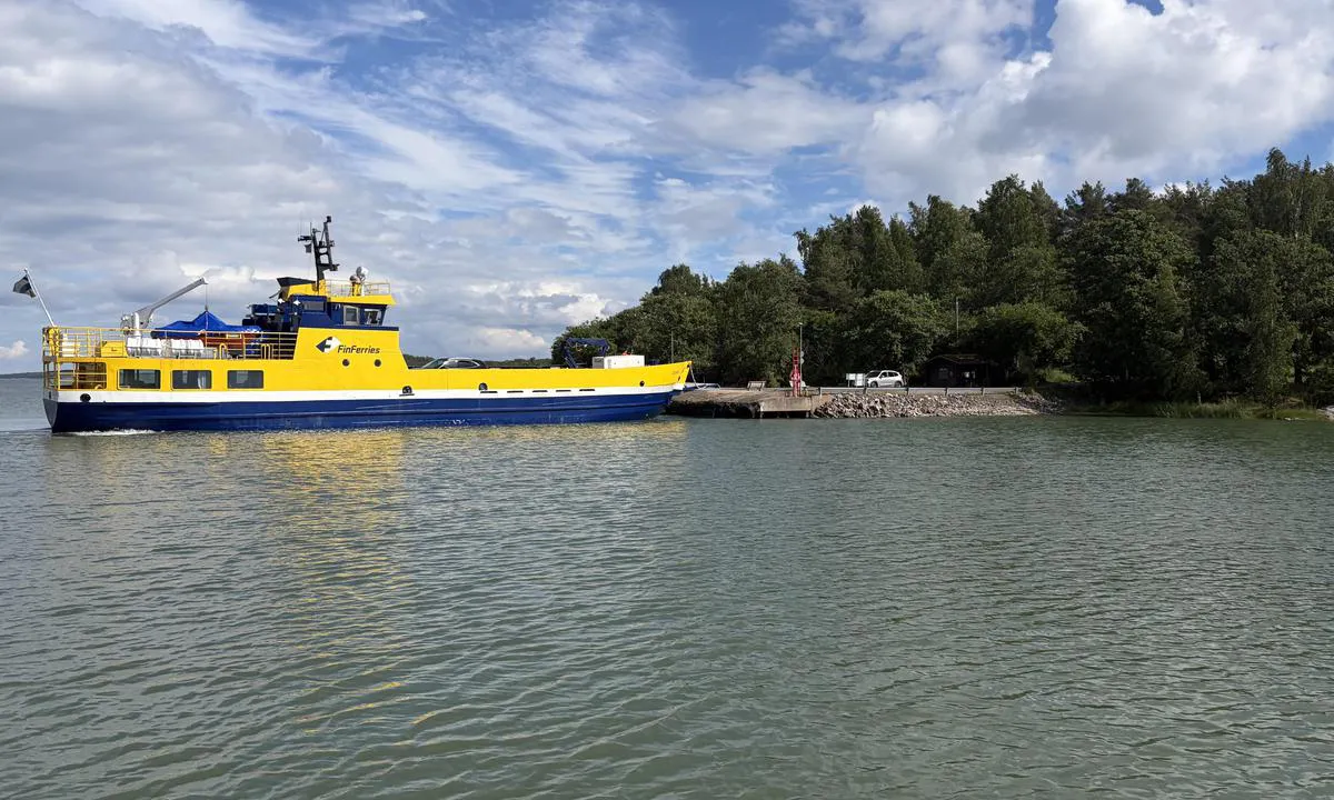 Pakinainen: {"base": "nl", "no": "Ferjetjenesten", "se": "F\u00e4rjetj\u00e4nsten", "en": "The ferry service", "da": "F\u00e6rgeservicen", "fr": "Le service de ferry", "de": "Die F\u00e4hrverbindung", "es": "El servicio de ferry", "it": "Il servizio di traghetto", "pt": "O servi\u00e7o de ferry", "nl": "De veerdienst", "pl": "Prom", "uk": "\u041f\u043e\u0440\u043e\u043c\u043d\u0430 \u0441\u043b\u0443\u0436\u0431\u0430", "ro": "Serviciul de feribot", "tr": "Feribot Servisi", "el": "\u0397 \u03c5\u03c0\u03b7\u03c1\u03b5\u03c3\u03af\u03b1 \u03c0\u03bf\u03c1\u03b8\u03bc\u03b5\u03af\u03bf\u03c5", "cs": "Trajektov\u00e1 p\u0159eprava", "hu": "A kompszolg\u00e1ltat\u00e1s", "fi": "Lauttaliikenne", "bg": "\u0424\u0435\u0440\u0438\u0431\u043e\u0442\u043d\u0438\u0442\u0435 \u0443\u0441\u043b\u0443\u0433\u0438", "sr": "\u0422\u0440\u0430\u0458\u0435\u043a\u0442\u043d\u0438 \u043f\u0440\u0435\u0432\u043e\u0437", "et": "Parvlaevateenus", "lv": "Pr\u0101mju satiksme", "lt": "Kelt\u0173 paslauga"}