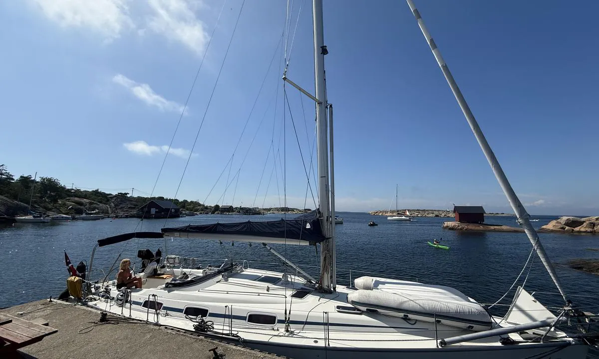 Papperhavn naturhavn: {"base": "no", "no": "Er en privat brygge det er mulig \u00e5 vippse for \u00e5 benytte, ellers ankring p\u00e5 egen dregg ute i bassenget", "se": "\u00c4r en privat brygga det \u00e4r m\u00f6jligt att swisha f\u00f6r att anv\u00e4nda, annars ankra p\u00e5 egen ankare ute i bass\u00e4ngen", "en": "It is a private dock where it is possible to use Vipps for access; otherwise, anchor with your own anchor out in the basin.", "da": "Er en privat anl\u00f8bsbro der er muligt at mobilepay for at benytte, ellers anker p\u00e5 egen anker ude i bassinet", "fr": "C'est un quai priv\u00e9 qu'il est possible de payer avec Vipps pour utiliser, sinon amarrage sur sa propre ancre dans le bassin", "de": "Es handelt sich um einen privaten Steg, der gegen eine Zahlung via Vippse benutzt werden kann. Ansonsten ankern Sie auf eigenem Anker drau\u00dfen im Becken.", "es": "Es un muelle privado al que es posible pagar con Vipps para utilizar, de lo contrario anclaje con tu propia ancla en la piscina", "it": "\u00c8 un molo privato, \u00e8 possibile pagare tramite Vipps per utilizzarlo, altrimenti l'ancoraggio su propria ancora nel bacino", "pt": "\u00c9 um cais privado que \u00e9 poss\u00edvel pagar via Vipps para utilizar, caso contr\u00e1rio ancorar com a pr\u00f3pria \u00e2ncora fora na bacia", "nl": "Dit is een priv\u00e9steiger waarvoor je kunt betalen met Vipps om te gebruiken, anders ankeren op je eigen anker in het bassin", "pl": "Jest to prywatne molo, za korzystanie z kt\u00f3rego mo\u017cna p\u0142aci\u0107 za pomoc\u0105 Vipps, w przeciwnym razie kotwiczenie na w\u0142asnej kotwicy w basenie", "uk": "\u0426\u0435 \u043f\u0440\u0438\u0432\u0430\u0442\u043d\u0438\u0439 \u043f\u0440\u0438\u0447\u0430\u043b, \u044f\u043a\u0438\u043c \u043c\u043e\u0436\u043d\u0430 \u0441\u043a\u043e\u0440\u0438\u0441\u0442\u0430\u0442\u0438\u0441\u044f \u043f\u0456\u0441\u043b\u044f \u043e\u043f\u043b\u0430\u0442\u0438 \u0447\u0435\u0440\u0435\u0437 Vipps, \u0430\u0431\u043e \u0436 \u043c\u043e\u0436\u043d\u0430 \u0441\u0442\u0430\u0442\u0438 \u043d\u0430 \u044f\u043a\u0456\u0440 \u0441\u0432\u043e\u0457\u043c \u0432\u043b\u0430\u0441\u043d\u0438\u043c \u044f\u043a\u043e\u0440\u0435\u043c \u0443 \u0431\u0430\u0441\u0435\u0439\u043d\u0456", "ro": "Este un ponton privat, unde este posibil s\u0103 pl\u0103ti\u021bi prin Vipps pentru utilizare; altfel, ancorarea se face pe ancor\u0103 proprie \u00een bazin.", "tr": "\u00d6zel bir iskele olup kullanmak i\u00e7in vippsle m\u00fcmk\u00fcnd\u00fcr, aksi takdirde havuzda kendi \u00e7\u0131pan\u0131zla demirleyebilirsiniz.", "el": "\u0395\u03af\u03bd\u03b1\u03b9 \u03b9\u03b4\u03b9\u03c9\u03c4\u03b9\u03ba\u03ae \u03b1\u03c0\u03bf\u03b2\u03ac\u03b8\u03c1\u03b1, \u03b5\u03af\u03bd\u03b1\u03b9 \u03b4\u03c5\u03bd\u03b1\u03c4\u03cc\u03bd \u03bd\u03b1 \u03c0\u03bb\u03b7\u03c1\u03ce\u03c3\u03b5\u03c4\u03b5 \u03bc\u03ad\u03c3\u03c9 Vipps \u03b3\u03b9\u03b1 \u03bd\u03b1 \u03c4\u03b7 \u03c7\u03c1\u03b7\u03c3\u03b9\u03bc\u03bf\u03c0\u03bf\u03b9\u03ae\u03c3\u03b5\u03c4\u03b5, \u03b1\u03bb\u03bb\u03b9\u03ce\u03c2 \u03b1\u03b3\u03ba\u03c5\u03c1\u03bf\u03b2\u03bf\u03bb\u03af\u03b1 \u03bc\u03b5 \u03b4\u03b9\u03ba\u03ae \u03c3\u03b1\u03c2 \u03ac\u03b3\u03ba\u03c5\u03c1\u03b1 \u03ad\u03be\u03c9 \u03c3\u03c4\u03b7 \u03bb\u03b5\u03ba\u03ac\u03bd\u03b7.", "cs": "Je to soukrom\u00e9 molo, kter\u00e9 m\u016f\u017eete vyu\u017e\u00edt pomoc\u00ed mobiln\u00ed platby Vipps, jinak kotven\u00ed na vlastn\u00ed kotv\u011b venku v baz\u00e9nu", "hu": "Ez egy mag\u00e1nkik\u00f6t\u0151, amelyet lehet\u0151s\u00e9g van Vipps seg\u00edts\u00e9g\u00e9vel haszn\u00e1lni, egy\u00e9bk\u00e9nt saj\u00e1t horgonyt kell haszn\u00e1lni a medenc\u00e9ben t\u00f6rt\u00e9n\u0151 lehorgonyz\u00e1shoz.", "fi": "On yksityinen laituri, jota voi k\u00e4ytt\u00e4\u00e4 maksamalla MobilePaylla, muuten ankkurointi omalla ankkurilla altaassa", "bg": "\u0422\u043e\u0432\u0430 \u0435 \u0447\u0430\u0441\u0442\u043d\u043e \u043a\u0435\u0439\u0447\u0435, \u043a\u043e\u0435\u0442\u043e \u043c\u043e\u0436\u0435 \u0434\u0430 \u0441\u0435 \u0438\u0437\u043f\u043e\u043b\u0437\u0432\u0430 \u0441\u0440\u0435\u0449\u0443 \u043f\u043b\u0430\u0449\u0430\u043d\u0435 \u0447\u0440\u0435\u0437 Vipps, \u0432 \u043f\u0440\u043e\u0442\u0438\u0432\u0435\u043d \u0441\u043b\u0443\u0447\u0430\u0439, \u0437\u0430\u043a\u043e\u0442\u0432\u044f\u043d\u0435 \u0441\u044a\u0441 \u0441\u043e\u0431\u0441\u0442\u0432\u0435\u043d\u0430 \u043a\u043e\u0442\u0432\u0430 \u0432 \u0431\u0430\u0441\u0435\u0439\u043d\u0430.", "sr": "Privatni mol na kojem je mogu\u0107e koristiti Vipps za pla\u0107anje, ina\u010de usidrenje vlastitim sidrom u bazenu.", "et": "See on privaatne kai, mida on v\u00f5imalik kasutada Vippse'iga makstes, muidu saab ankurdada oma ankru abil basseinis.", "lv": "Ir priv\u0101ta piest\u0101tne, kurai ir iesp\u0113jams veikt maks\u0101jumu ar Vipps aplik\u0101ciju, lai to izmantotu, pret\u0113j\u0101 gad\u012bjum\u0101 enkuro\u0161ana ar savu enkur\u0137\u0113di \u0101r\u0101 basein\u0101", "lt": "Yra privatus prieplaukas, u\u017e kur\u012f galima sumok\u0117ti per Vipps program\u0117l\u0119 norint naudotis, arba inkaravimas su savo inkarlu baseine"}