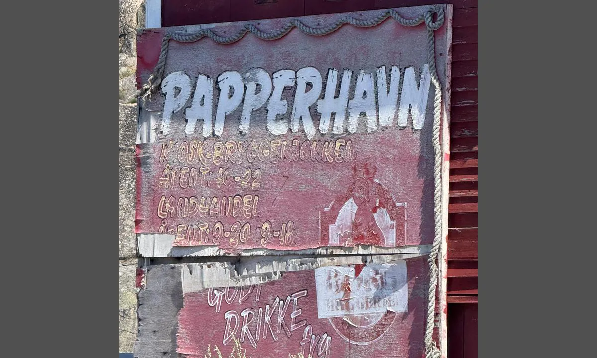 Papperhavn naturhavn: {"base": "no", "no": "Gammelt skilt, kiosken er nedlagt", "se": "Gammal skylt, kiosken \u00e4r nedlagd", "en": "Old sign, the kiosk is closed", "da": "Gammelt skilt, kiosken er nedlagt", "fr": "Ancienne enseigne, le kiosque est ferm\u00e9", "de": "Altes Schild, der Kiosk ist geschlossen", "es": "Antiguo cartel, el quiosco est\u00e1 cerrado", "it": "Vecchio cartello, il chiosco \u00e8 chiuso", "pt": "Antiga placa, o quiosque est\u00e1 desativado", "nl": "Oud bord, kiosk is gesloten", "pl": "Stary znak, kiosk jest zamkni\u0119ty", "uk": "\u0421\u0442\u0430\u0440\u0430 \u0432\u0438\u0432\u0456\u0441\u043a\u0430, \u043a\u0456\u043e\u0441\u043a \u0437\u0430\u043a\u0440\u0438\u0442\u0438\u0439", "ro": "Semn vechi, chio\u0219cul este \u00eenchis", "tr": "Eski tabela, b\u00fcfe kapand\u0131", "el": "\u03a0\u03b1\u03bb\u03b9\u03ac \u03c0\u03b9\u03bd\u03b1\u03ba\u03af\u03b4\u03b1, \u03c4\u03bf \u03ba\u03b9\u03cc\u03c3\u03ba\u03b9 \u03ad\u03c7\u03b5\u03b9 \u03ba\u03bb\u03b5\u03af\u03c3\u03b5\u03b9", "cs": "Star\u00fd znak, kiosk byl zru\u0161en", "hu": "R\u00e9gi t\u00e1bla, a kioszk megsz\u0171nt", "fi": "Vanha kyltti, kioski on suljettu", "bg": "\u0421\u0442\u0430\u0440 \u0437\u043d\u0430\u043a, \u043f\u0430\u0432\u0438\u043b\u0438\u043e\u043d\u044a\u0442 \u0435 \u0437\u0430\u0442\u0432\u043e\u0440\u0435\u043d", "sr": "Stari znak, kiosk je zatvoren", "et": "Vana silt, kiosk on suletud", "lv": "Veca z\u012bme, kiosks ir sl\u0113gts", "lt": "Senas \u017eenklas, kioskas u\u017edarytas"}