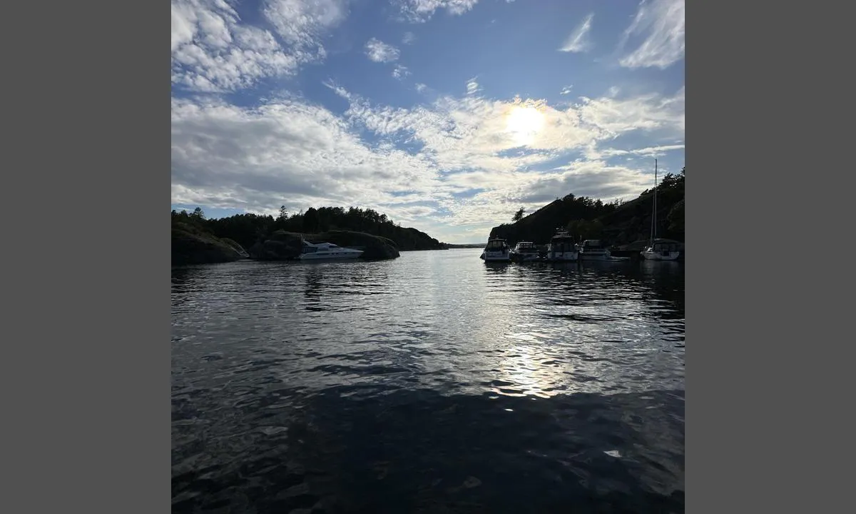 {"base": "no", "no": "Innseiling i Paradisbukta.", "se": "Insegling i Paradisviken.", "en": "Approach to Paradise Bay.", "da": "Indsejling i Paradisbukten."}