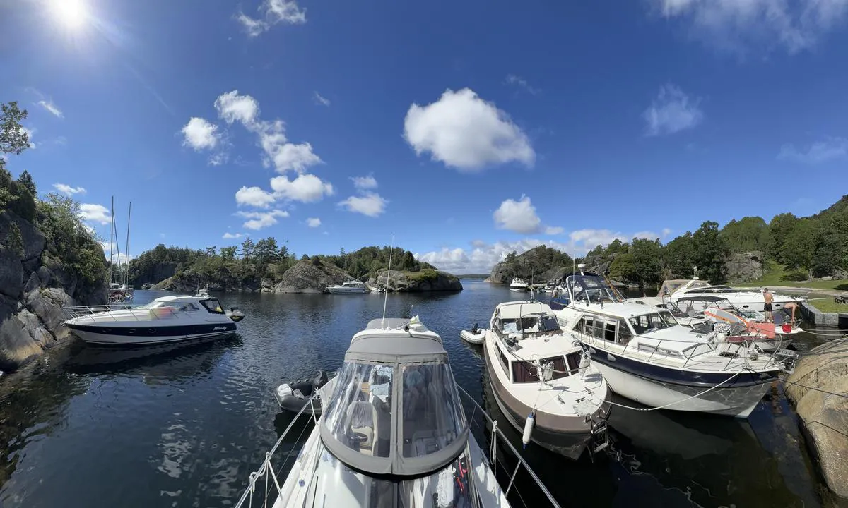 {"base": "no", "no": "Panoramabilde innenfra brygga og utover mot innl\u00f8pet til Paradisbukta", "se": "Panoramavy fr\u00e5n bryggan och ut mot inloppet till Paradisbukten", "en": "Panoramic view from inside the pier looking out towards the entrance to Paradisbukta", "da": "Panoramabillede indenfra broen og ud mod indl\u00f8bet til Paradisbukten"}