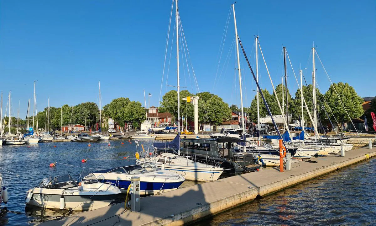 Pärnu jahtklubi: {"base": "et", "no": "P\u00e4rnu Yacht Club", "se": "P\u00e4rnu Yacht Club", "en": "P\u00e4rnu Yacht Club", "da": "P\u00e4rnu Yacht Club", "fr": "Club de Yachting de P\u00e4rnu", "de": "<html>P\u00e4rnu Yachthafen</html>", "es": "Club de Yates de P\u00e4rnu", "it": "Club Nautico di P\u00e4rnu", "pt": "Clube de Iates de P\u00e4rnu", "nl": "P\u00e4rnu Yacht Club", "pl": "Klub Jachtowy P\u00e4rnu", "uk": "P\u00e4rnu \u044f\u0445\u0442-\u043a\u043b\u0443\u0431", "ro": "Clubul de Yachturi P\u00e4rnu", "tr": "<p>P\u00e4rnu Yat Kul\u00fcb\u00fc</p>", "el": "\u0399\u03c3\u03c4\u03b9\u03bf\u03c0\u03bb\u03bf\u03ca\u03ba\u03cc\u03c2 \u038c\u03bc\u03b9\u03bb\u03bf\u03c2 \u03a0\u03ac\u03c1\u03bd\u03bf\u03c5", "cs": "P\u00e4rnu Yacht Club", "hu": "P\u00e4rnu Yacht Club", "fi": "P\u00e4rnun purjehduskerho", "bg": "\u041a\u043b\u0443\u0431 \u043d\u0430 \u044f\u0445\u0442\u0438\u0442\u0435 \u041f\u044f\u0440\u043d\u0443", "sr": "\u0408\u0430\u0445\u0442\u0438\u043d\u0433 \u041a\u043b\u0443\u0431 \u041f\u044f\u0440\u043d\u0443", "et": "P\u00e4rnu Yacht Club", "lv": "P\u0113rnavas jahtu klubs", "lt": "P\u00e4rnu jachtklubas"}