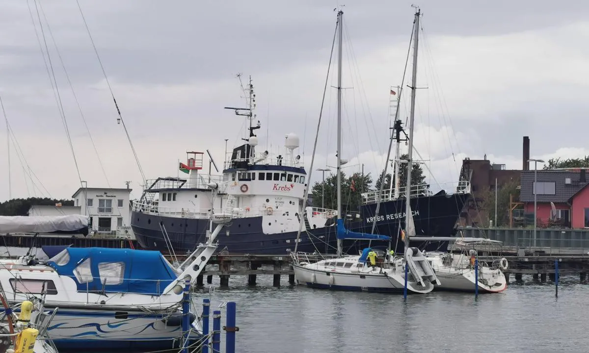 Peenemünde Süd: {"base": "de", "no": "Liten marina fra MRV Peenem\u00fcnde", "se": "Liten marina fr\u00e5n MRV Peenem\u00fcnde", "en": "Small marina of the MRV Peenem\u00fcnde", "da": "Lille marina fra MRV Peenem\u00fcnde", "fr": "Petite marina du MRV Peenem\u00fcnde", "de": "Kleine Marina vom MRV Peenem\u00fcnde", "es": "Peque\u00f1a marina del MRV Peenem\u00fcnde", "it": "Piccolo porto turistico del MRV Peenem\u00fcnde", "pt": "Pequena marina do MRV Peenem\u00fcnde", "nl": "Kleine jachthaven van de MRV Peenem\u00fcnde", "pl": "Ma\u0142a marina MRV Peenem\u00fcnde", "uk": "\u041c\u0430\u043b\u0435\u043d\u044c\u043a\u0430 \u043c\u0430\u0440\u0438\u043d\u0430 \u0432\u0456\u0434 MRV Peenem\u00fcnde", "ro": "Mic\u0103 marin\u0103 a MRV Peenem\u00fcnde", "tr": "K\u00fc\u00e7\u00fck Marina MRV Peenem\u00fcnde", "el": "\u039c\u03b9\u03ba\u03c1\u03ae \u03bc\u03b1\u03c1\u03af\u03bd\u03b1 \u03c4\u03bf\u03c5 MRV Peenem\u00fcnde", "cs": "Mal\u00e1 marina MRV Peenem\u00fcnde", "hu": "Kis marina az MRV Peenem\u00fcnde-t\u0151l", "fi": "Pieni venesatama MRV Peenem\u00fcnde", "bg": "\u041c\u0430\u043b\u043a\u043e \u043f\u0440\u0438\u0441\u0442\u0430\u043d\u0438\u0449\u0435 \u043d\u0430 \u044f\u0445\u0442 \u043a\u043b\u0443\u0431\u0430 MRV Peenem\u00fcnde", "sr": "Mala marina MRV Peenem\u00fcnde", "et": "V\u00e4ike jahisadam MRV Peenem\u00fcnde", "lv": "Maz\u0101 jahtu osta no MRV Peenem\u00fcnde", "lt": "Ma\u017eoji marina MRV Peenem\u00fcnde"}
