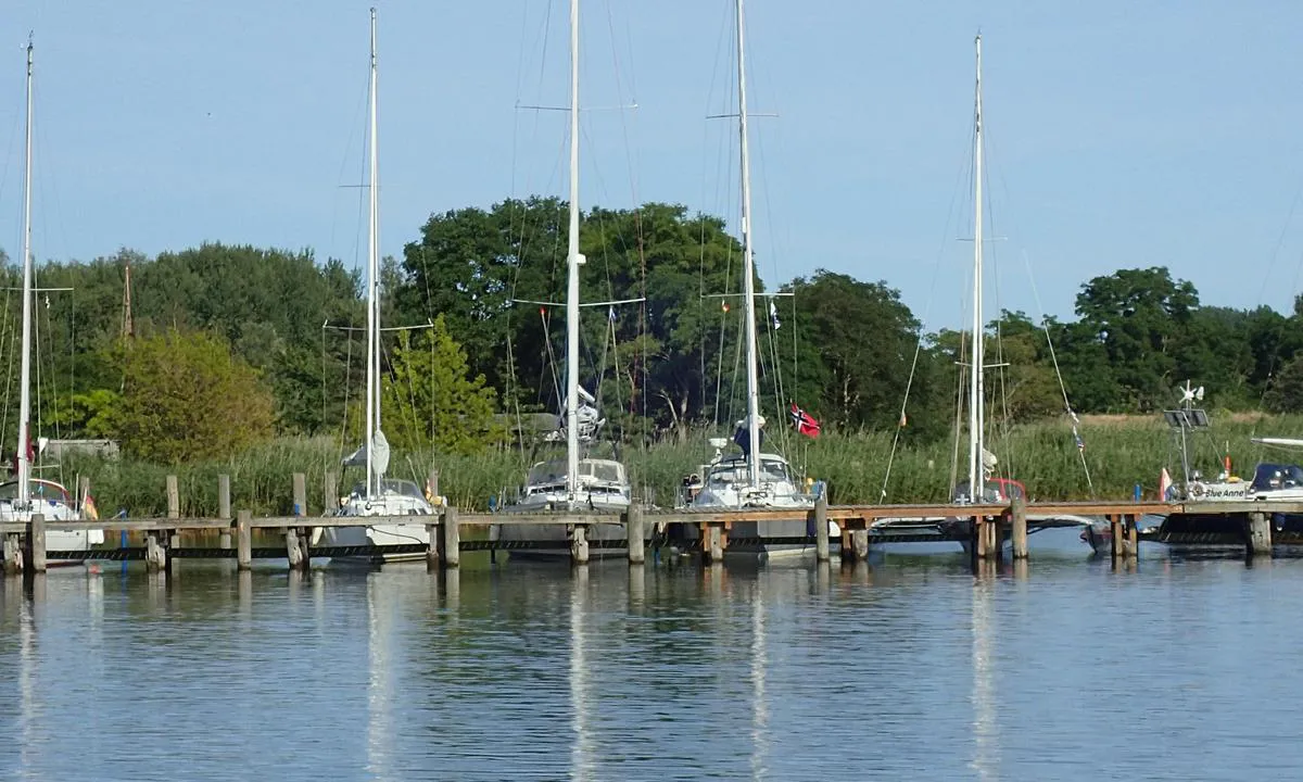 Peenemünde Süd: Baug inn med stolper akter. Ok dybde. Kort vei til Werner von Brauns rakettutviklingsanlegg. Koselig havnepromenade, dette er et feriested.