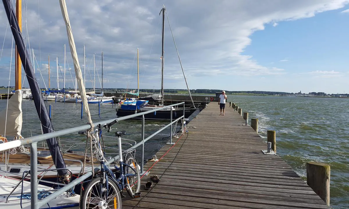 Peenemünde Süd: {"base": "de", "no": "Liten marina fra MRV Peenem\u00fcnde", "se": "Liten marina fr\u00e5n MRV Peenem\u00fcnde", "en": "Small marina of the MRV Peenem\u00fcnde", "da": "Lille marina fra MRV Peenem\u00fcnde", "fr": "Petite marina du MRV Peenem\u00fcnde", "de": "Kleine Marina vom MRV Peenem\u00fcnde", "es": "Peque\u00f1a marina del MRV Peenem\u00fcnde", "it": "Piccolo porto turistico del MRV Peenem\u00fcnde", "pt": "Pequena marina do MRV Peenem\u00fcnde", "nl": "Kleine jachthaven van de MRV Peenem\u00fcnde", "pl": "Ma\u0142a marina MRV Peenem\u00fcnde", "uk": "\u041c\u0430\u043b\u0435\u043d\u044c\u043a\u0430 \u043c\u0430\u0440\u0438\u043d\u0430 \u0432\u0456\u0434 MRV \u041f\u0435\u0435\u043d\u0435\u043c\u044e\u043d\u0434\u0435", "ro": "Mic\u0103 marin\u0103 a MRV Peenem\u00fcnde", "tr": "MRV Peenem\u00fcnde'nin K\u00fc\u00e7\u00fck Marinas\u0131", "el": "\u039c\u03b9\u03ba\u03c1\u03ae \u03bc\u03b1\u03c1\u03af\u03bd\u03b1 \u03c4\u03bf\u03c5 MRV \u03a0\u03ad\u03b5\u03bc\u03b5\u03bd\u03bf\u03c5\u03bd\u03c4\u03b5", "cs": "Mal\u00fd p\u0159\u00edstav MRV Peenem\u00fcnde", "hu": "Kis marina az MRV Peenem\u00fcnde r\u00e9sz\u00e9r\u0151l", "fi": "Pieni satama MRV Peenem\u00fcndelta", "bg": "\u041c\u0430\u043b\u043a\u043e \u044f\u0445\u0442\u0435\u043d\u043e \u043f\u0440\u0438\u0441\u0442\u0430\u043d\u0438\u0449\u0435 \u043e\u0442 MRV Peenem\u00fcnde", "sr": "Mala marina MRV \u041f\u0435\u043d\u0435\u043c\u044e\u043d\u0434\u0435", "et": "V\u00e4ike jahisadam MRV Peenem\u00fcndes", "lv": "Maz\u0101 jahtu osta no MRV Peenem\u00fcnde", "lt": "Ma\u017eoji prieplauka MRV Peenem\u00fcnde"}