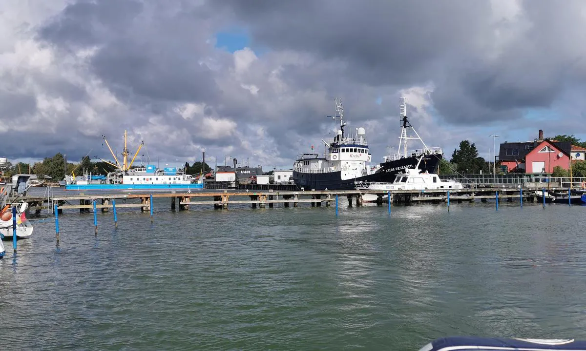 Peenemünde Süd: {"base": "de", "no": "Liten marina fra MRV Peenem\u00fcnde", "se": "Liten marina fr\u00e5n MRV Peenem\u00fcnde", "en": "Small marina of the MRV Peenem\u00fcnde", "da": "Lille marina tilh\u00f8rende MRV Peenem\u00fcnde", "fr": "Petite marina du MRV Peenem\u00fcnde", "de": "Kleine Marina vom MRV Peenem\u00fcnde", "es": "Peque\u00f1a marina del MRV Peenem\u00fcnde", "it": "Piccolo marina del MRV Peenem\u00fcnde", "pt": "Pequena marina do MRV Peenem\u00fcnde", "nl": "Kleine jachthaven van MRV Peenem\u00fcnde", "pl": "Ma\u0142a marina MRV Peenem\u00fcnde", "uk": "\u041d\u0435\u0432\u0435\u043b\u0438\u043a\u0430 \u043c\u0430\u0440\u0438\u043d\u0430 \u041c\u0420\u0412 \u041f\u0435\u0435\u043d\u0435\u043c\u044e\u043d\u0434\u0435", "ro": "Mic\u0103 marin\u0103 a MRV Peenem\u00fcnde", "tr": "MRV Peenem\u00fcnde'nin k\u00fc\u00e7\u00fck marinasi", "el": "\u039c\u03b9\u03ba\u03c1\u03ae \u03bc\u03b1\u03c1\u03af\u03bd\u03b1 \u03c4\u03bf\u03c5 MRV Peenem\u00fcnde", "cs": "Mal\u00e1 marina od MRV Peenem\u00fcnde", "hu": "Kis kik\u00f6t\u0151 a MRV Peenem\u00fcnd\u00e9t\u0151l", "fi": "Pieni satama MRV Peenem\u00fcnde", "bg": "\u041c\u0430\u043b\u043a\u0430 \u043c\u0430\u0440\u0438\u043d\u0430 \u043d\u0430 MRV \u041f\u0435\u0435\u043d\u0435\u043c\u044e\u043d\u0434\u0435", "sr": "Mala marina od MNV Peenem\u00fcnde", "et": "MRV Peenem\u00fcnde v\u00e4ike jahtklubi", "lv": "Maz\u0101 jahtu osta no MRV Peenem\u00fcnde", "lt": "Ma\u017ea Marina nuo MRV Peenem\u00fcnde"}
