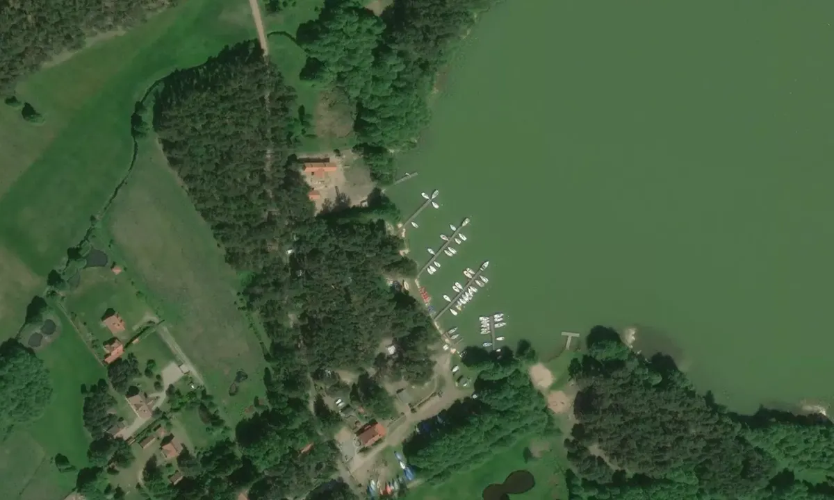 Satelite image of Pelagia. Przystań jachtowa, żeglarska. Pole namiot