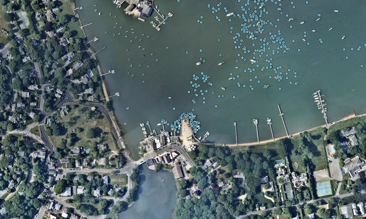 Flyfoto av Piccozzi's Dering Harbor Marina