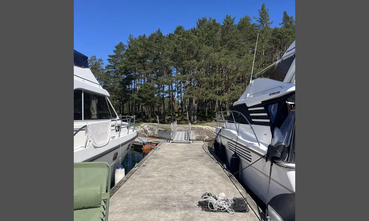 Pilapollen - Fitjar: {"base": "no", "no": "Flott betongbrygge.", "se": "Fin betongbrygga.", "en": "Great concrete pier.", "da": "Flot betonbro.", "fr": "Superbe quai en b\u00e9ton.", "de": "Gro\u00dfer Betonsteg.", "es": "Bonito muelle de hormig\u00f3n.", "it": "Magnifico molo di cemento.", "pt": "Excelentes docas de concreto.", "nl": "Prachtige betonnen steiger.", "pl": "Wspania\u0142y betonowy pomost.", "uk": "\u0427\u0443\u0434\u043e\u0432\u0438\u0439 \u0431\u0435\u0442\u043e\u043d\u043d\u0438\u0439 \u043f\u0440\u0438\u0447\u0430\u043b.", "ro": "Pontoon de beton minunat.", "tr": "Harika beton iskele.", "el": "\u03a9\u03c1\u03b1\u03af\u03b1 \u03c4\u03c3\u03b9\u03bc\u03b5\u03bd\u03c4\u03ad\u03bd\u03b9\u03b1 \u03b1\u03c0\u03bf\u03b2\u03ac\u03b8\u03c1\u03b1.", "cs": "Skv\u011bl\u00fd betonov\u00fd p\u0159\u00edstavn\u00ed m\u016fstek.", "hu": "Nagyszer\u0171 betonkik\u00f6t\u0151.", "fi": "Hieno betonilaituri.", "bg": "\u0425\u0443\u0431\u0430\u0432 \u0431\u0435\u0442\u043e\u043d\u0435\u043d \u043a\u0435\u0439.", "sr": "Odli\u010dan betonski mol.", "et": "Suurep\u00e4rane betoonkai.", "lv": "Lieliska betona piest\u0101tne.", "lt": "Puikus betoninis prieplaukas."}