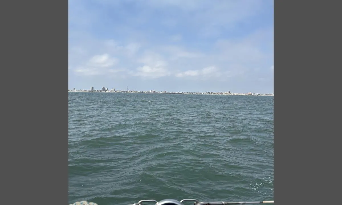 Pimentel: {"base": "no", "no": "Mot land fra b\u00e5ten", "se": "Mot land fr\u00e5n b\u00e5ten", "en": "Towards the shore from the boat", "da": "Mod land fra b\u00e5den", "fr": "Vers la terre depuis le bateau", "de": "Vom Boot zum Land", "es": "Hacia tierra desde el barco", "it": "Verso terra dalla barca", "pt": "Em dire\u00e7\u00e3o \u00e0 terra desde o barco", "nl": "Tegen land vanaf de boot", "pl": "W kierunku l\u0105du od \u0142odzi", "uk": "\u0414\u043e \u0437\u0435\u043c\u043b\u0456 \u0432\u0456\u0434 \u0447\u043e\u0432\u043d\u0430", "ro": "\u00censpre \u021b\u0103rm de la barc\u0103", "tr": "K\u0131y\u0131ya do\u011fru tekneden", "el": "\u03a0\u03c1\u03bf\u03c2 \u03c4\u03b7 \u03c3\u03c4\u03b5\u03c1\u03b9\u03ac \u03b1\u03c0\u03cc \u03c4\u03bf \u03c3\u03ba\u03ac\u03c6\u03bf\u03c2", "cs": "Sm\u011brem k pevnin\u011b od lodi", "hu": "A haj\u00f3t\u00f3l a sz\u00e1razf\u00f6ld fel\u00e9", "fi": "Veneest\u00e4 maihin", "bg": "\u041a\u044a\u043c \u0431\u0440\u0435\u0433\u0430 \u043e\u0442 \u043b\u043e\u0434\u043a\u0430\u0442\u0430", "sr": "\u041d\u0430 \u043e\u0431\u0430\u043b\u0443 \u0441\u0430 \u0431\u0440\u043e\u0434\u0430", "et": "Maa poole laevalt", "lv": "Uz zemi no laivas", "lt": "Link kranto nuo laivo"}