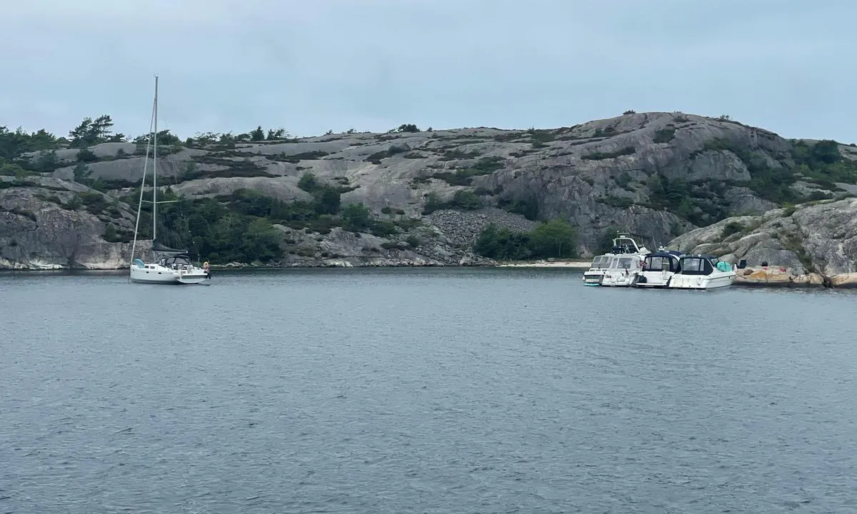 Pinnö: {"base": "no", "no": "Det er mulig \u00e5 ligge p\u00e5 svai, og inn mot fjell. Legger man seg helt inn til fjellet gir havnen god beskyttelse mot sydvestlige til nordvestlige vinder. Bildet er mot vest.", "se": "Det \u00e4r m\u00f6jligt att ankra upp och ligga mot berget. Om man l\u00e4gger sig helt intill berget ger hamnen gott skydd mot sydv\u00e4stliga till nordv\u00e4stliga vindar. Bilden \u00e4r mot v\u00e4st.", "en": "It is possible to anchor, and close to the cliff. If you moor right next to the cliff, the harbor provides good protection from southwest to northwest winds. The picture is facing west.", "da": "Det er muligt at ligge for svaj og ind mod fjeld. L\u00e6gger man sig helt ind til fjeldet, giver havnen god beskyttelse mod sydvestlige til nordvestlige vinde. Billedet er mod vest."}