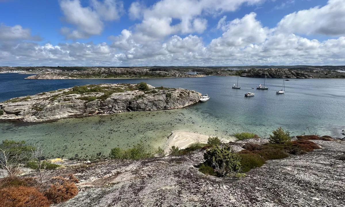 Pinnö: {"base": "no", "no": "Fin strand, noen longsideplasser og god holdbunn for svai.", "se": "Fin strand, n\u00e5gra l\u00e5ngsidesplatser och bra h\u00e5llbotten f\u00f6r svaj.", "en": "Nice beach, some alongside berths, and good holding ground for anchoring.", "da": "Fin strand, nogle langspladser og god holdbund til at svaje."}