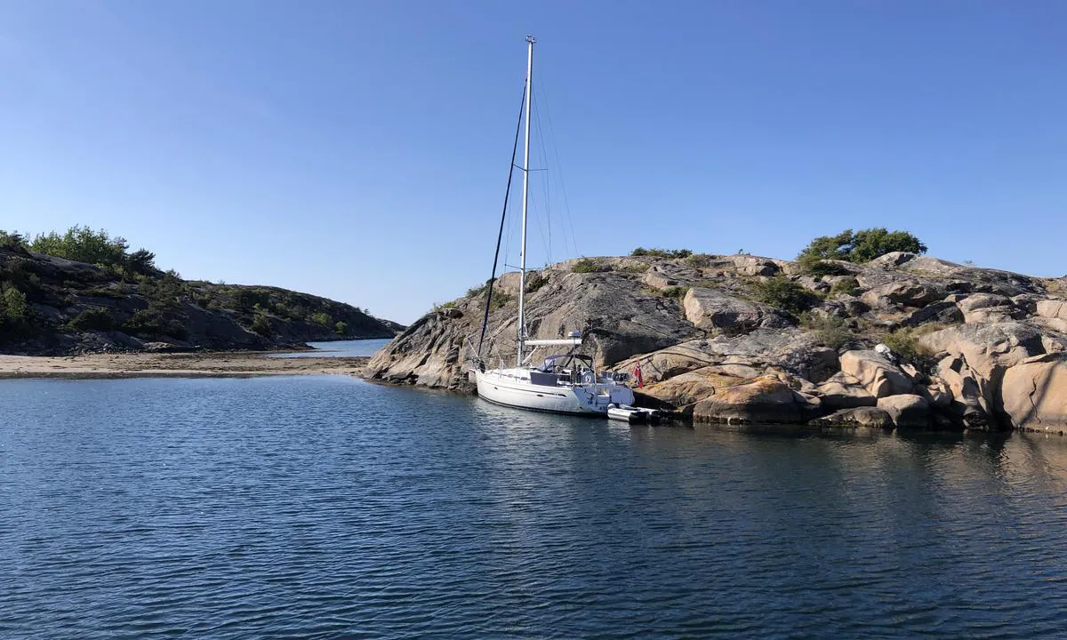 Pinnö: Sailboat alongside rocks on Kullholmen