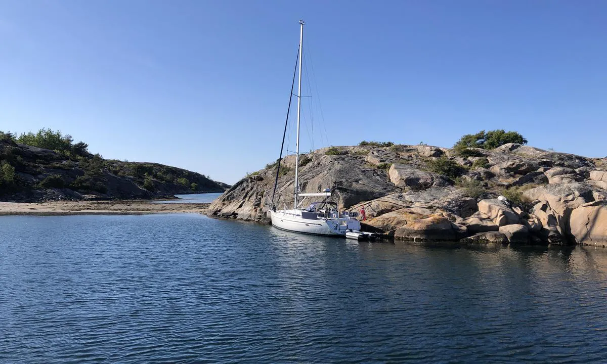 Pinnö: {"base": "en", "no": "Seilb\u00e5t langs med berg p\u00e5 Kullholmen", "se": "Segelb\u00e5t l\u00e4ngs klipporna p\u00e5 Kullholmen", "en": "Sailboat alongside rocks on Kullholmen", "da": "Sejlb\u00e5d langs stenene p\u00e5 Kullholmen"}