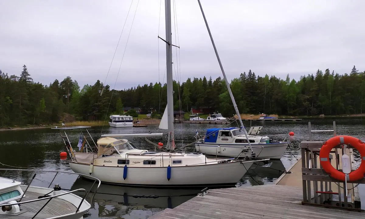 Pirttisaari: {"base": "en", "no": "Gammel milit\u00e6r\u00f8y, n\u00e5 beskyttet. Gratis havn, hvis det er fullt er det mulig \u00e5 ankre opp. Fine turstier, toaletter.", "se": "Gammal milit\u00e4r\u00f6, numera skyddat omr\u00e5de. Fri hamn, om det \u00e4r fullt g\u00e5r det att ankra. Fina vandringsleder, toaletter.", "en": "Old military island, now a days protected. Free harbour, if it's full it's possible to anchor. Nice hiking, toilets.", "da": "Gammel milit\u00e6r\u00f8, nu fredet. Gratis havn, hvis der er fyldt, er det muligt at ankre op. Gode vandrestier, toiletter."}