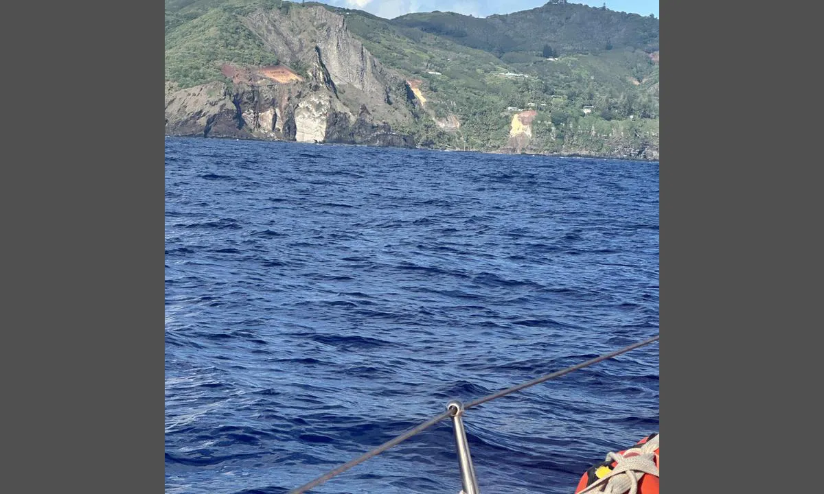 Pitcain: {"base": "no", "no": "Viser innseilingen til havnen. Til h\u00f8yre for molo med l\u00f8ktestolpene. Kun for Dingy. Best \u00e5 ha krok klar for \u00e5 bli l\u00f8ftet p\u00e5 land om en blir det i noen timer.", "se": "Visar inseglingen till hamnen. Till h\u00f6ger om piren med lyktstolparna. Endast f\u00f6r jolle. B\u00e4st att ha en krok redo f\u00f6r att bli lyft upp p\u00e5 land om det blir f\u00f6r n\u00e5gra timmar.", "en": "Shows the approach to the harbor. To the right of the breakwater with the light poles. Only for Dinghy. Best to have a hook ready to be lifted ashore if that happens for a few hours.", "da": "Viser indsejlingen til havnen. Til h\u00f8jre for molen med lysmasterne. Kun for Dinghy. Bedst at have en krog klar til at blive l\u00f8ftet p\u00e5 land, hvis man bliver det i nogle timer.", "fr": "Montre l'acc\u00e8s au port. \u00c0 droite du brise-lames avec des lampadaires. Seulement pour les annexes. Il est pr\u00e9f\u00e9rable d'avoir un crochet pr\u00eat pour \u00eatre soulev\u00e9 \u00e0 terre si n\u00e9cessaire pendant quelques heures.", "de": "Zeigt die Einfahrt zum Hafen. Rechts von der Mole mit den Laternenmasten. Nur f\u00fcr Dinghy. Es ist am besten, einen Haken bereit zu haben, um bei Bedarf f\u00fcr einige Stunden an Land gehoben zu werden.", "es": "Muestra la entrada al puerto. A la derecha del muelle con postes de luz. Solo para botes neum\u00e1ticos. Es mejor tener un gancho listo para ser levantado a tierra si es necesario hacerlo durante algunas horas.", "it": "Mostra l'ingresso al porto. A destra del molo con i pali delle luci. Solo per Dingy. Meglio avere l'ancora pronta per essere sollevato a terra se lo si \u00e8 per qualche ora.", "pt": "Mostra a entrada para o porto. \u00c0 direita do molhe com postes de ilumina\u00e7\u00e3o. Apenas para Dingy. Melhor ter um gancho pronto para ser levantado em terra se for por algumas horas.", "nl": "Toont de toegang tot de haven. Rechts van de pier met lantaarnpalen. Alleen voor bijboten. Het is het beste om een haak klaar te hebben om indien nodig aan land te worden gehesen voor enkele uren.", "pl": "Pokazuje wej\u015bcie do portu. Po prawej stronie od mola ze s\u0142upami latarni. Tylko dla dinghy. Najlepiej mie\u0107 hak gotowy do podniesienia na l\u0105d, je\u015bli b\u0119dzie to konieczne na kilka godzin.", "uk": "\u041f\u043e\u043a\u0430\u0437\u0443\u0454\u0442\u044c\u0441\u044f \u0432\u0445\u0456\u0434 \u0434\u043e \u0433\u0430\u0432\u0430\u043d\u0456. \u041f\u0440\u0430\u0432\u043e\u0440\u0443\u0447 \u0432\u0456\u0434 \u043c\u043e\u043b\u0443 \u0437\u0456 \u0441\u0432\u0456\u0442\u043b\u043e\u0432\u0438\u043c\u0438 \u0441\u0442\u043e\u0432\u043f\u0430\u043c\u0438. \u0422\u0456\u043b\u044c\u043a\u0438 \u0434\u043b\u044f \u0434\u0438\u043d\u0433\u0456. \u041a\u0440\u0430\u0449\u0435 \u043c\u0430\u0442\u0438 \u0433\u0430\u043a \u043d\u0430\u043f\u043e\u0433\u043e\u0442\u043e\u0432\u0456, \u0449\u043e\u0431 \u043f\u0456\u0434\u043d\u044f\u0442\u0438 \u0447\u043e\u0432\u0435\u043d \u043d\u0430 \u0431\u0435\u0440\u0435\u0433, \u044f\u043a\u0449\u043e \u0437\u0430\u043b\u0438\u0448\u0438\u0442\u0435\u0441\u044f \u043d\u0430 \u043a\u0456\u043b\u044c\u043a\u0430 \u0433\u043e\u0434\u0438\u043d.", "ro": "Arat\u0103 intrarea \u00een port. La dreapta de dig cu st\u00e2lpi de iluminat. Numai pentru Dingy. Cel mai bine este s\u0103 ai un c\u00e2rlig preg\u0103tit pentru a fi ridicat pe uscat dac\u0103 vei sta c\u00e2teva ore.", "tr": "Limana giri\u015f yolunu g\u00f6sterir. Fener direkli mendire\u011fin sa\u011f\u0131nda. Sadece Dinghy i\u00e7in. K\u0131sa bir s\u00fcre karaya \u00e7\u0131kar\u0131lma ihtimaline kar\u015f\u0131, kancay\u0131 haz\u0131r bulundurmak en iyisidir.", "el": "\u0395\u03bc\u03c6\u03b1\u03bd\u03af\u03b6\u03b5\u03b9 \u03c4\u03b7\u03bd \u03b5\u03af\u03c3\u03bf\u03b4\u03bf \u03c3\u03c4\u03bf \u03bb\u03b9\u03bc\u03ac\u03bd\u03b9. \u03a3\u03c4\u03b1 \u03b4\u03b5\u03be\u03b9\u03ac \u03c4\u03bf\u03c5 \u03ba\u03c5\u03bc\u03b1\u03c4\u03bf\u03b8\u03c1\u03b1\u03cd\u03c3\u03c4\u03b7 \u03bc\u03b5 \u03c4\u03b9\u03c2 \u03ba\u03bf\u03bb\u03ce\u03bd\u03b5\u03c2 \u03c6\u03c9\u03c4\u03b9\u03c3\u03bc\u03bf\u03cd. \u039c\u03cc\u03bd\u03bf \u03b3\u03b9\u03b1 \u03bd\u03c4\u03af\u03b3\u03ba\u03b1 (\u03bc\u03b9\u03ba\u03c1\u03ae \u03b2\u03ac\u03c1\u03ba\u03b1). \u039a\u03b1\u03bb\u03cd\u03c4\u03b5\u03c1\u03b1 \u03bd\u03b1 \u03ad\u03c7\u03b5\u03c4\u03b5 \u03b3\u03ac\u03bd\u03c4\u03b6\u03bf \u03ad\u03c4\u03bf\u03b9\u03bc\u03bf \u03b3\u03b9\u03b1 \u03bd\u03b1 \u03c3\u03b7\u03ba\u03c9\u03b8\u03b5\u03af\u03c4\u03b5 \u03c3\u03c4\u03b7 \u03c3\u03c4\u03b5\u03c1\u03b9\u03ac \u03b1\u03bd \u03b5\u03af\u03bd\u03b1\u03b9 \u03b3\u03b9\u03b1 \u03bb\u03af\u03b3\u03b5\u03c2 \u03ce\u03c1\u03b5\u03c2.", "cs": "Ukazuje vjezd do p\u0159\u00edstavu. Vpravo od vlnolamu s lucernov\u00fdmi sloupy. Pouze pro Dingy. Nejlep\u0161\u00ed je m\u00edt h\u00e1\u010dek p\u0159ipraven\u00fd k vyta\u017een\u00ed na b\u0159eh, pokud tam z\u016fstanete n\u011bkolik hodin.", "hu": "Megmutatja a kik\u00f6t\u0151be val\u00f3 behaj\u00f3z\u00e1st. A m\u00f3l\u00f3t\u00f3l jobbra vil\u00e1g\u00edt\u00f3oszlopokkal. Csak Dingy sz\u00e1m\u00e1ra. A legjobb, ha k\u00e9sz horgot tartasz, hogy partra emelj\u00e9k, ha n\u00e9h\u00e1ny \u00f3r\u00e1ra ott maradn\u00e1l.", "fi": "N\u00e4ytt\u00e4\u00e4 satamaan saapumisen. Murtosuoja oikealla lyhtypylv\u00e4iden kanssa. Vain jollalle. Paras pit\u00e4\u00e4 koukku valmiina, jos se nostetaan maihin muutamaksi tunniksi.", "bg": "\u041f\u043e\u043a\u0430\u0437\u0432\u0430 \u0432\u043b\u0438\u0437\u0430\u043d\u0435\u0442\u043e \u0432 \u043f\u0440\u0438\u0441\u0442\u0430\u043d\u0438\u0449\u0435\u0442\u043e. \u0412\u0434\u044f\u0441\u043d\u043e \u043e\u0442 \u0432\u044a\u043b\u043d\u043e\u043b\u043e\u043c\u0430 \u0441 \u0443\u043b\u0438\u0447\u043d\u0438 \u043b\u0430\u043c\u043f\u0438. \u0421\u0430\u043c\u043e \u0437\u0430 \u0434\u0438\u043d\u0433\u0438. \u041d\u0430\u0439-\u0434\u043e\u0431\u0440\u0435 \u0435 \u0434\u0430 \u0438\u043c\u0430\u0442\u0435 \u043a\u0443\u043a\u0430 \u0433\u043e\u0442\u043e\u0432\u0430 \u0437\u0430 \u0432\u0434\u0438\u0433\u0430\u043d\u0435 \u043d\u0430 \u0431\u0440\u0435\u0433\u0430, \u0430\u043a\u043e \u0449\u0435 \u043e\u0441\u0442\u0430\u043d\u0435\u0442\u0435 \u043d\u044f\u043a\u043e\u043b\u043a\u043e \u0447\u0430\u0441\u0430.", "sr": "\u041f\u0440\u0438\u043a\u0430\u0437\u0443\u0458\u0435 \u0443\u043b\u0430\u0437 \u0443 \u043b\u0443\u043a\u0443. \u0414\u0435\u0441\u043d\u043e \u043e\u0434 \u043c\u043e\u043b\u0430 \u0441\u0430 \u043a\u0430\u043d\u0434\u0435\u043b\u0430\u0431\u0440\u0430. \u0421\u0430\u043c\u043e \u0437\u0430 \u0433\u0443\u043c\u0435\u043d\u0435 \u0447\u0430\u043c\u0446\u0435. \u041d\u0430\u0458\u0431\u043e\u0459\u0435 \u0458\u0435 \u0438\u043c\u0430\u0442\u0438 \u043a\u0443\u043a\u0443 \u0441\u043f\u0440\u0435\u043c\u043d\u0443 \u043a\u0430\u043a\u043e \u0431\u0438 \u0431\u0438\u043b\u0438 \u043f\u043e\u0434\u0438\u0433\u043d\u0443\u0442\u0438 \u043d\u0430 \u0437\u0435\u043c\u0459\u0443 \u0430\u043a\u043e \u043e\u0441\u0442\u0430\u043d\u0435\u0442\u0435 \u0442\u0430\u043c\u043e \u043d\u0435\u043a\u043e\u043b\u0438\u043a\u043e \u0441\u0430\u0442\u0438.", "et": "N\u00e4itab sadamasse sisenemist. Paremal pool on muul laternapostidega. Ainult jolladele. Parim on hoida konks valmis, et maale t\u00f5stetaks, kui see on vajalik m\u00f5neks tunniks.", "lv": "Nor\u0101da ostas iebrauktuvi. Labaj\u0101 pus\u0113 no molu ar laternu stabiem. Tikai Dingy. Vislab\u0101k ir tur\u0113t \u0101\u0137i gatavu, lai tiktu pacelts krast\u0101, ja nepiecie\u0161ams uz da\u017e\u0101m stund\u0101m.", "lt": "Rodo \u012fplaukim\u0105 \u012f uost\u0105. De\u0161in\u0117je nuo molo su \u017eibint\u0173 stulpais. Tik Dingy laiveliams. Geriausia tur\u0117ti kabl\u012f, kad b\u016bt\u0173 galima pakelti laivel\u012f \u012f krant\u0105, jei liktum\u0117te ten kelias valandas."}