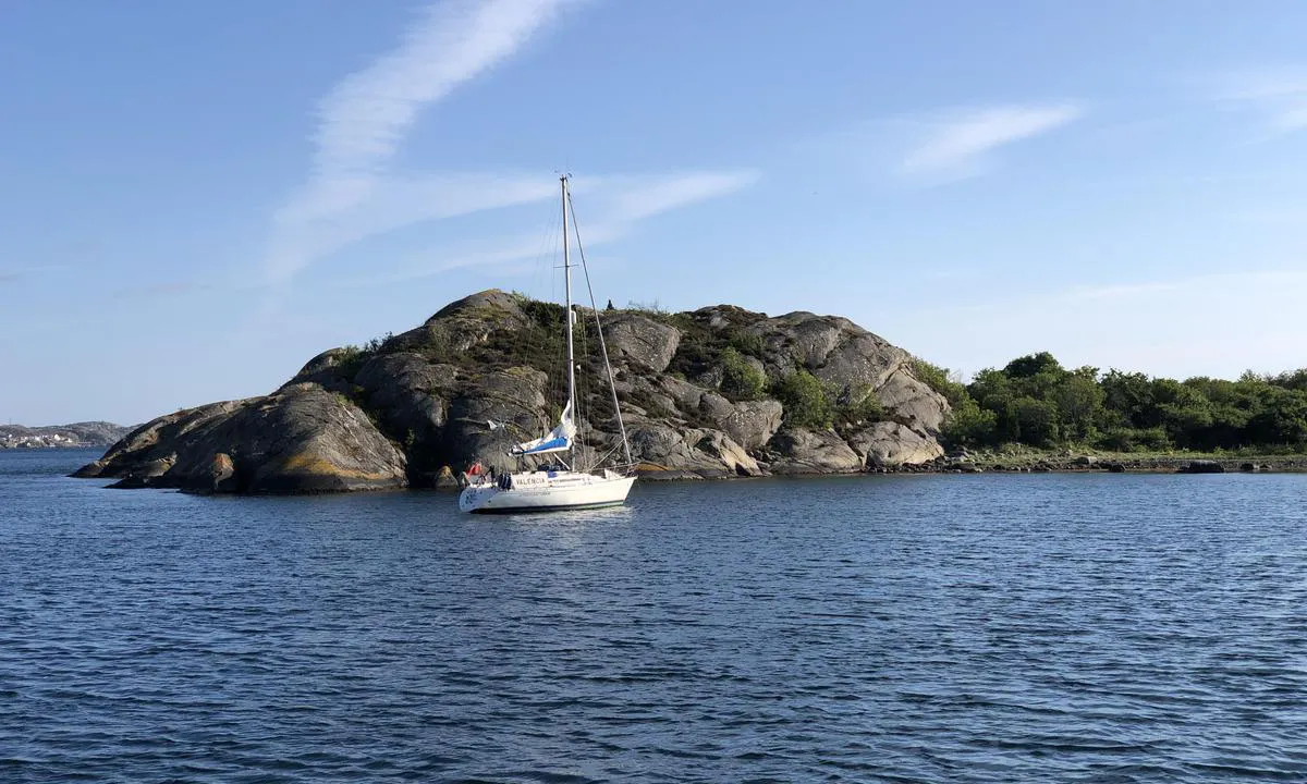 {"base": "en", "no": "Seilb\u00e5t p\u00e5 anker i bukta vest for Pittle Hovud", "se": "Segelb\u00e5t p\u00e5 ankare i viken v\u00e4ster om Pittle Hovud", "en": "Sailboat on anchor in the bay west of Pittle Hovud", "da": "Sejlskib p\u00e5 anker i bugten vest for Pittle Hovud"}