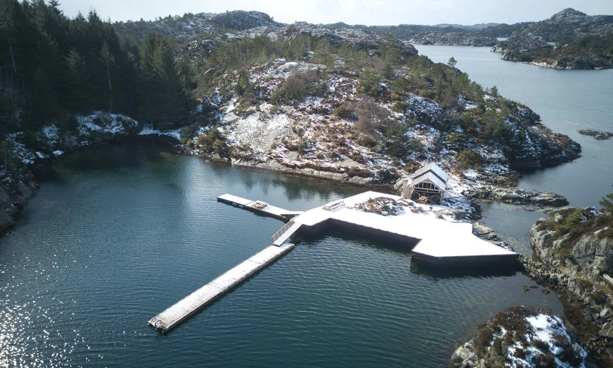 Plassaholmen: {"base": "no", "no": "Oversikt over bryggeanlegg, og grillhus. Dette er en tilrettelagt uthavn, uten str\u00f8m og vann.", "se": "\u00d6versikt \u00f6ver brygganl\u00e4ggningar och grillhus. Detta \u00e4r en anpassad naturhamn, utan el och vatten.", "en": "Overview of pier facilities and barbecue house. This is a facilitated outport, without electricity and water.", "da": "Oversigt over kajanl\u00e6g og grillhus. Dette er en tilrettelagt naturhavn, uden str\u00f8m og vand."}