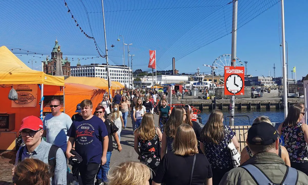 Pohjoisranta Harbour: {"base": "de", "no": "Ved H*Havnen Helsingfors", "se": "Vid H*Hamnen Helsingfors", "en": "At the H*Harbor Helsinki", "da": "I H*Havnen Helsinki", "fr": "Au port de Helsinki", "de": "Am H*Hafen Helsinki", "es": "En el <em>puerto</em> de Helsinki", "it": "Al P*Porto di Helsinki", "pt": "No porto de H*Hels\u00ednquia", "nl": "In de H*Haven Helsinki", "pl": "W Porcie Helsinki", "uk": "\u0412 \u043f\u043e\u0440\u0442\u0443*\u0413\u0435\u043b\u044c\u0441\u0456\u043d\u043a\u0456", "ro": "La portul Helsinki", "tr": "H*Helsinki Liman\u0131'nda", "el": "\u03a3\u03c4\u03bf \u03bb\u03b9\u03bc\u03ac\u03bd\u03b9 H*\u03a7\u03b5\u03bb\u03c3\u03af\u03bd\u03ba\u03b9", "cs": "V H*P\u0159\u00edstavu Helsinki", "hu": "Helsinki H*Haj\u00f3kik\u00f6t\u0151", "fi": "H*Helsingin satamassa", "bg": "\u041d\u0430 \u043f\u0440\u0438\u0441\u0442\u0430\u043d\u0438\u0449\u0435 \u0425\u0435\u043b\u0437\u0438\u043d\u043a\u0438", "sr": "\u041d\u0430 \u0425*\u043b\u0443\u0446\u0438 \u0425\u0435\u043b\u0441\u0438\u043d\u043a\u0438", "et": "H*Helsingi sadamas", "lv": "Helsinku H*osta", "lt": "Helsinkio uoste"}