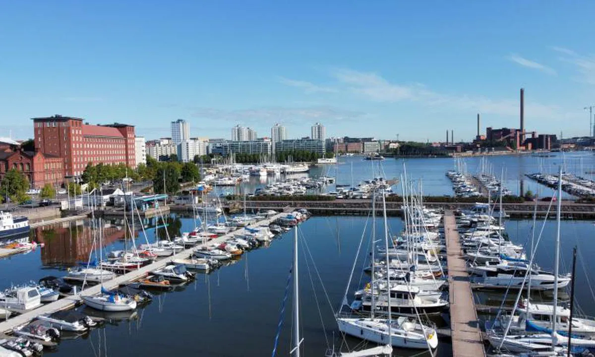 {"base": "de", "no": "Pohjoisranta Harbour Marina Helsinki er best plassert i forhold til byen og prisene er OK. Nattvernet", "se": "Pohjoisranta Harbour Marina Helsinki \u00e4r den b\u00e4st bel\u00e4gna till staden och priset \u00e4r OK. Bevakad p\u00e5 natten", "en": "Pohjoisranta Harbour Marina Helsinki is the best located to the city and OK in terms of price. Guarded at night", "da": "Pohjoisranta Harbour Marina Helsinki er den bedst beliggende til byen og prism\u00e6ssigt ok. Natbevogtet", "fr": "Le port de plaisance de Pohjoisranta \u00e0 Helsinki est le mieux situ\u00e9 par rapport \u00e0 la ville et les prix sont raisonnables. Surveillance nocturne.", "de": "Pohjoisranta Harbour Marina Helsinki ist die bestgelegene zu City und vom Preis her OK. Nachts bewacht", "es": "El puerto deportivo Pohjoisranta Harbour Marina Helsinki est\u00e1 inmejorablemente ubicado en la ciudad y el precio est\u00e1 bien. Vigilado por la noche.", "it": "Il porto di Pohjoisranta Harbour Marina Helsinki \u00e8 il meglio situato rispetto alla citt\u00e0 ed \u00e8 conveniente in termini di prezzo. Sorvegliato di notte.", "pt": "A marina Pohjoisranta Harbour Marina Helsinki \u00e9 a mais bem localizada em rela\u00e7\u00e3o \u00e0 cidade e o pre\u00e7o \u00e9 aceit\u00e1vel. Vigiada \u00e0 noite", "nl": "Pohjoisranta Harbour Marina Helsinki is de bestgelegen voor de stad en qua prijs OK. 's Nachts bewaakt", "pl": "Marina port Pohjoisranta w Helsinkach jest najlepiej po\u0142o\u017cona wzgl\u0119dem miasta i ma przyst\u0119pne ceny. Noc\u0105 strze\u017cona.", "uk": "\u041f\u043e\u0440\u0442\u043e\u0432\u0430 \u043c\u0430\u0440\u0438\u043d\u0430 Pohjoisranta Harbour Marina \u0413\u0435\u043b\u044c\u0441\u0456\u043d\u043a\u0456 \u043c\u0430\u0454 \u043d\u0430\u0439\u043a\u0440\u0430\u0449\u0435 \u0440\u043e\u0437\u0442\u0430\u0448\u0443\u0432\u0430\u043d\u043d\u044f \u0434\u043e \u0446\u0435\u043d\u0442\u0440\u0443 \u043c\u0456\u0441\u0442\u0430 \u0456 \u0446\u0456\u043d\u0438 \u0442\u0430\u043c \u043f\u0440\u0438\u0439\u043d\u044f\u0442\u043d\u0456. \u0412\u043d\u043e\u0447\u0456 \u043e\u0445\u043e\u0440\u043e\u043d\u044f\u0454\u0442\u044c\u0441\u044f", "ro": "Portull Pohjoisranta Marina Helsinki este cel mai bine amplasat fa\u021b\u0103 de ora\u0219 \u0219i pre\u021burile sunt rezonabile. P\u0103zit noaptea.", "tr": "Pohjoisranta Harbour Marina Helsinki, \u015fehre en uygun konumlu ve fiyat a\u00e7\u0131s\u0131ndan kabul edilebilir bir marinad\u0131r. Gece g\u00fcvenlikli", "el": "\u0397 \u03bc\u03b1\u03c1\u03af\u03bd\u03b1 Pohjoisranta Harbour Marina \u03c3\u03c4\u03bf \u0395\u03bb\u03c3\u03af\u03bd\u03ba\u03b9 \u03b5\u03af\u03bd\u03b1\u03b9 \u03b7 \u03ba\u03b1\u03bb\u03cd\u03c4\u03b5\u03c1\u03b1 \u03c4\u03bf\u03c0\u03bf\u03b8\u03b5\u03c4\u03b7\u03bc\u03ad\u03bd\u03b7 \u03c0\u03c1\u03bf\u03c2 \u03c4\u03b7\u03bd \u03c0\u03cc\u03bb\u03b7 \u03ba\u03b1\u03b9 \u03b1\u03c0\u03cc \u03ac\u03c0\u03bf\u03c8\u03b7 \u03c4\u03b9\u03bc\u03ae\u03c2 \u03ba\u03b1\u03bb\u03ae. \u03a6\u03c5\u03bb\u03b1\u03c3\u03c3\u03cc\u03bc\u03b5\u03bd\u03b7 \u03c4\u03b7 \u03bd\u03cd\u03c7\u03c4\u03b1", "cs": "Pohjoisranta Harbour Marina Helsinki je nejl\u00e9pe um\u00edst\u011bn\u00fd p\u0159\u00edstav bl\u00edzko m\u011bsta a cenov\u011b OK. V noci hl\u00eddan\u00fd", "hu": "Pohjoisranta Harbour Marina Helsinki a legjobban elhelyezked\u0151 a v\u00e1roshoz \u00e9s \u00e1r szempontj\u00e1b\u00f3l is rendben van. \u00c9jszaka \u0151rz\u00f6tt", "fi": "Pohjoisranta Harbour Marina Helsinki on parhaiten kaupungille sijoitettu ja hinnaltaan kohtuullinen. Y\u00f6vahti", "bg": "Marina Pohjoisranta Harbour \u0425\u0435\u043b\u0437\u0438\u043d\u043a\u0438 \u0435 \u043d\u0430\u0439-\u0443\u0434\u043e\u0431\u043d\u0430\u0442\u0430 \u0434\u043e \u0433\u0440\u0430\u0434\u0430 \u0438 \u0446\u0435\u043d\u0430\u0442\u0430 \u0435 \u0434\u043e\u0431\u0440\u0430. \u041e\u0445\u0440\u0430\u043d\u044f\u0432\u0430 \u0441\u0435 \u043f\u0440\u0435\u0437 \u043d\u043e\u0449\u0442\u0430.", "sr": "Marina Pohjoisranta Harbour Helsinki je najbolje locirana u gradu i cena je u redu. \u010cuvana no\u0107u.", "et": "Pohjoisranta Harbour Marina Helsinki on linna k\u00f5ige paremini paigutatud jahisadam ja hinnalt OK. \u00d6\u00f6siti valvatud", "lv": "Pohjoisranta Harbour Marina Helsinki ir vismaz\u0101k\u0101 tuv\u0101k pils\u0113tai un cena ir pie\u0146emama. Nakt\u012b apsarg\u0101ta", "lt": "Pohjoisranta uosto prieplauka Helsinkyje yra geriausiai \u012fsik\u016brusi netoli miesto ir kaina yra tinkama. Nakt\u012f pri\u017ei\u016brima"}