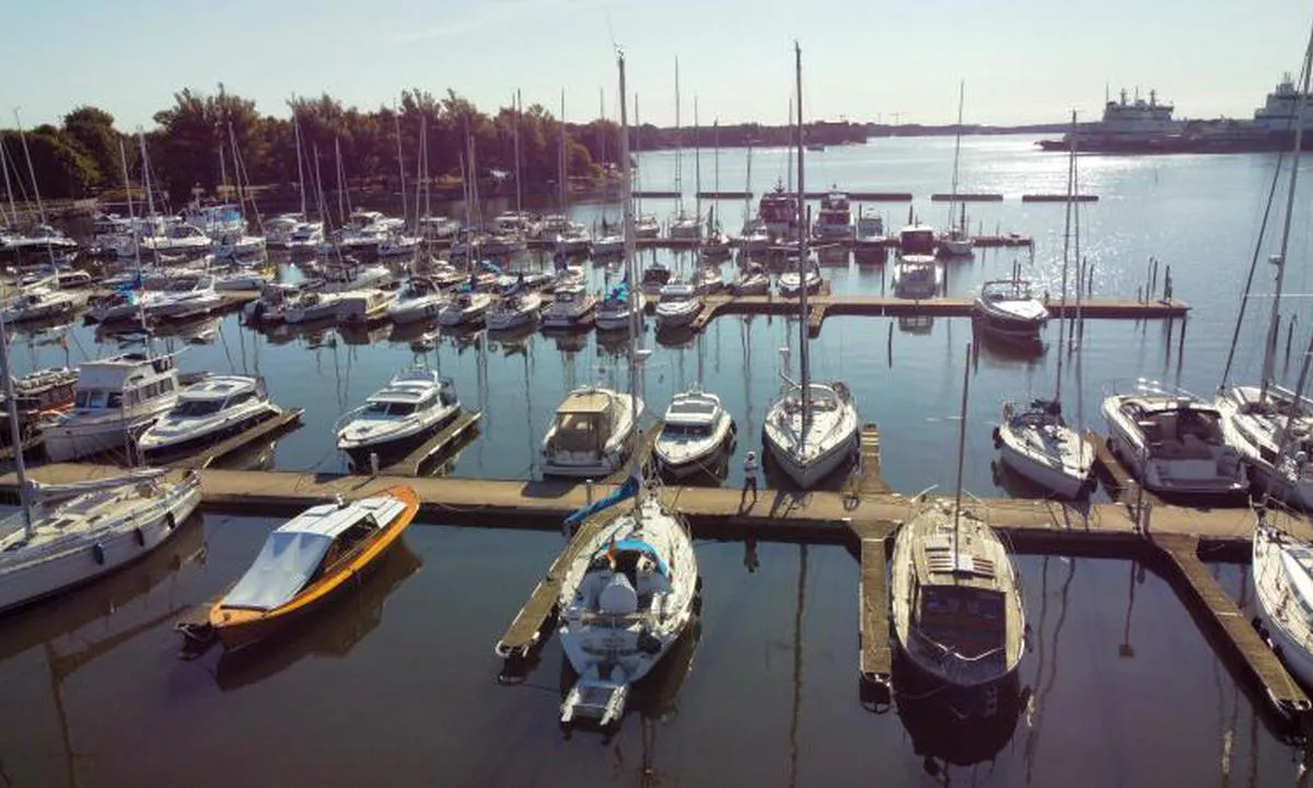 {"base": "de", "no": "Pohjoisranta Harbour Marina Helsinki er det beste plasserte til byen og prisniv\u00e5et er OK. Bevoktet om natten", "se": "Pohjoisranta Harbour Marina Helsinki \u00e4r den b\u00e4st bel\u00e4gna till staden och priset \u00e4r okej. Bevakad p\u00e5 natten", "en": "Pohjoisranta Harbour Marina Helsinki is the best located for the city and the price is OK. Guarded at night", "da": "Pohjoisranta Harbour Marina Helsinki er den bedst beliggende til byen og prisen er OK. Nattevagt.", "fr": "Le port de plaisance Pohjoisranta Marina Helsinki est le mieux situ\u00e9 par rapport \u00e0 la ville et est abordable. Surveill\u00e9 la nuit", "de": "Pohjoisranta Harbour Marina Helsinki ist die bestgelegene zu City und vom Preis her OK. Nachts bewacht", "es": "Pohjoisranta Harbour Marina Helsinki es la mejor ubicada para la ciudad y el precio est\u00e1 bien. Vigilada por la noche", "it": "Pohjoisranta Harbour Marina Helsinki \u00e8 il porto meglio posizionato in citt\u00e0 e i prezzi sono OK. Sorvegliato di notte", "pt": "A Marina do Porto de Pohjoisranta em Helsinque \u00e9 a mais bem situada em rela\u00e7\u00e3o \u00e0 cidade e tem um pre\u00e7o razo\u00e1vel. Guardada \u00e0 noite.", "nl": "Pohjoisranta Harbour Marina Helsinki is de beste gelegen naar de stad en qua prijs OK. 's Nachts bewaakt", "pl": "Marina Pohjoisranta Harbour Helsinki jest najlepiej po\u0142o\u017cona wzgl\u0119dem miasta i cenowo jest OK. Noc\u0105 strze\u017cona.", "uk": "\u0425\u0435\u043b\u044c\u0441\u0456\u043d\u0441\u044c\u043a\u0430 \u0433\u0430\u0432\u0430\u043d\u044c \u041f\u043e\u0445\u0438\u043b\u043e\u0441\u0440\u0430\u043d\u0442\u0430 \u041c\u0430\u0440\u0438\u043d\u0430 \u0454 \u043d\u0430\u0439\u043a\u0440\u0430\u0449\u0435 \u0440\u043e\u0437\u0442\u0430\u0448\u043e\u0432\u0430\u043d\u043e\u044e \u0434\u043e \u043c\u0456\u0441\u0442\u0430 \u0442\u0430 \u043c\u0430\u0454 \u043f\u0440\u0438\u0439\u043d\u044f\u0442\u043d\u0443 \u0446\u0456\u043d\u0443. \u041e\u0445\u043e\u0440\u043e\u043d\u044f\u0454\u0442\u044c\u0441\u044f \u0432\u043d\u043e\u0447\u0456.", "ro": "Marina Pohjoisranta Harbour Helsinki este cea mai bine situat\u0103 fa\u021b\u0103 de ora\u0219 \u0219i pre\u021burile sunt acceptabile. Supravegheat pe timpul nop\u021bii", "tr": "Pohjoisranta Harbour Marina Helsinki, \u015fehre en yak\u0131n olan ve fiyat olarak uygun bir marinad\u0131r. Geceleyin g\u00fcvenlik hizmeti vard\u0131r.", "el": "\u0397 \u03bc\u03b1\u03c1\u03af\u03bd\u03b1 Pohjoisranta Harbour Marina Helsinki \u03b5\u03af\u03bd\u03b1\u03b9 \u03b7 \u03ba\u03b1\u03bb\u03cd\u03c4\u03b5\u03c1\u03b1 \u03c4\u03bf\u03c0\u03bf\u03b8\u03b5\u03c4\u03b7\u03bc\u03ad\u03bd\u03b7 \u03c3\u03c4\u03b7\u03bd \u03c0\u03cc\u03bb\u03b7 \u03ba\u03b1\u03b9 \u03c4\u03b9\u03bc\u03bf\u03bb\u03bf\u03b3\u03b9\u03b1\u03ba\u03ac \u03b5\u03bd\u03c4\u03ac\u03be\u03b5\u03b9. \u03a6\u03c5\u03bb\u03ac\u03c3\u03c3\u03b5\u03c4\u03b1\u03b9 \u03c4\u03b7 \u03bd\u03cd\u03c7\u03c4\u03b1", "cs": "Pohjoisranta Harbour Marina Helsinki je nejl\u00e9pe um\u00edst\u011bn\u00fd k m\u011bstu a co se t\u00fd\u010de ceny, je to v po\u0159\u00e1dku. V noci hl\u00eddan\u00fd", "hu": "A Pohjoisranta Harbour Marina Helsinki a legjobban elhelyezked\u0151 kik\u00f6t\u0151 a v\u00e1roshoz \u00e9s az \u00e1ra is rendben van. \u00c9jszaka \u0151rz\u00f6tt", "fi": "Pohjoisranta Harbour Marina Helsinki on kaupungin parhaiten sijaitseva, ja hintakin on kohtuullinen. \u00d6isin vartioitu", "bg": "\u041f\u0440\u0438\u0441\u0442\u0430\u043d\u0438\u0449\u0435 Pohjoisranta Harbour Marina \u0425\u0435\u043b\u0437\u0438\u043d\u043a\u0438 \u0435 \u043d\u0430\u0439-\u0434\u043e\u0431\u0440\u0435 \u0440\u0430\u0437\u043f\u043e\u043b\u043e\u0436\u0435\u043d\u043e \u0434\u043e \u0433\u0440\u0430\u0434\u0430 \u0438 \u0446\u0435\u043d\u0438\u0442\u0435 \u0441\u0430 \u041e\u041a. \u041f\u0430\u0437\u0435\u043d\u043e \u043d\u043e\u0449\u043d\u043e \u0432\u0440\u0435\u043c\u0435", "sr": "Pohjoisranta Harbour Marina Helsinki je najbolje locirana prema gradu i po ceni je u redu. No\u0107u \u010duvana", "et": "Pohjoisranta sadam Helsinki on linna jaoks parim ja hinnalt OK. \u00d6\u00f6siti valvatud", "lv": "Pohjoisranta Harbour Marina Helsinki ir vislab\u0101k\u0101 pils\u0113tas tuvum\u0101 un cenas zi\u0146\u0101 pie\u0146emama. Nakt\u012b apsarg\u0101ta", "lt": "Pohjoisranta Harbour Marina Helsinki yra geriausiai \u012fsik\u016brusi netoli miesto ir kainos at\u017evilgiu tinkama. Nakt\u012f saugoma"}