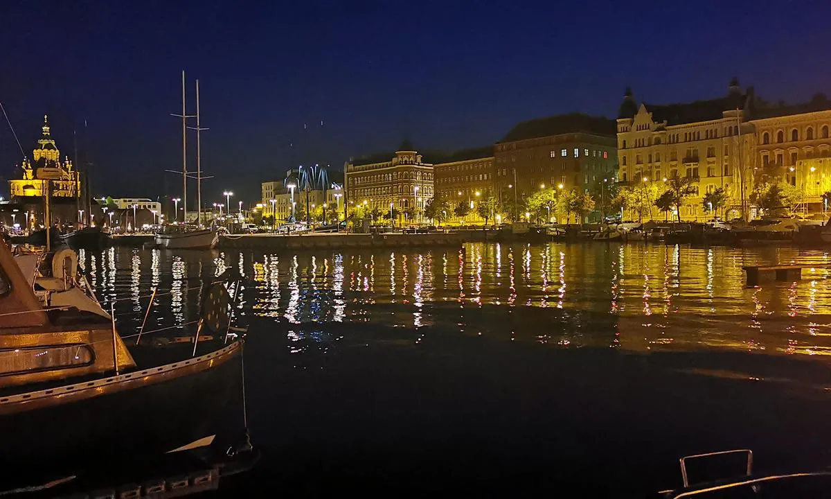 {"base": "de", "no": "Pohjoisranta Harbour Marina Helsinki er den best beliggende i forhold til byen og prisen er OK. Voktes om natten", "se": "Pohjoisranta Harbour Marina Helsinki \u00e4r den b\u00e4st bel\u00e4gna n\u00e4ra staden och priset \u00e4r OK. Nattbevakning", "en": "Pohjoisranta Harbour Marina Helsinki is the best located to the city and the price is OK. Guarded at night.", "da": "Pohjoisranta Harbour Marina Helsinki er den bedst beliggende til byen og prism\u00e6ssigt OK. Bevogtet om natten", "fr": "Le port de plaisance Pohjoisranta Marina Helsinki est le mieux situ\u00e9 par rapport \u00e0 la ville et les prix sont corrects. Surveillance nocturne.", "de": "Pohjoisranta Harbour Marina Helsinki ist die bestgelegene zu City und vom Preis her OK. Nachts bewacht", "es": "El puerto deportivo Pohjoisranta Harbour Marina Helsinki est\u00e1 muy bien ubicado en la ciudad y el precio est\u00e1 bien. Vigilado por la noche.", "it": "Pohjoisranta Harbour Marina Helsinki \u00e8 la meglio situata rispetto alla citt\u00e0 e il prezzo \u00e8 ok. Sorvegliata di notte", "pt": "O Pohjoisranta Harbour Marina Helsinki \u00e9 o mais bem localizado em rela\u00e7\u00e3o \u00e0 cidade e o pre\u00e7o \u00e9 aceit\u00e1vel. Vigiado \u00e0 noite.", "nl": "Pohjoisranta Harbour Marina Helsinki is de bestgelegen haven naar de stad en qua prijs in orde. 's Nachts bewaakt.", "pl": "Marina Pohjoisranta Harbour Helsinki jest najlepiej po\u0142o\u017cona blisko miasta i cenowo OK. Nocna ochrona", "uk": "\u0413\u0430\u0432\u0430\u043d\u044c \u041f\u043e\u0445\u044c\u043e\u0456\u0441\u0440\u0430\u043d\u0442\u0430 \u041c\u0430\u0440\u0438\u043d\u0430 \u0413\u0435\u043b\u044c\u0441\u0456\u043d\u043a\u0456 \u0454 \u043d\u0430\u0439\u043a\u0440\u0430\u0449\u0435 \u0440\u043e\u0437\u0442\u0430\u0448\u043e\u0432\u0430\u043d\u043e\u044e \u0434\u043e \u043c\u0456\u0441\u0442\u0430 \u0456 \u0437\u0430 \u0446\u0456\u043d\u043e\u044e \u043f\u0440\u0438\u0439\u043d\u044f\u0442\u043d\u043e\u044e. \u0412\u043d\u043e\u0447\u0456 \u043e\u0445\u043e\u0440\u043e\u043d\u044f\u0454\u0442\u044c\u0441\u044f", "ro": "Portul Marina Pohjoisranta Helsinki este cel mai bine situat fa\u021b\u0103 de ora\u0219 \u0219i pre\u021bul este rezonabil. Supravegheat noaptea", "tr": "Pohjoisranta Harbour Marina Helsinki, \u015fehir merkezine en yak\u0131n olan\u0131d\u0131r ve fiyat a\u00e7\u0131s\u0131ndan uygundur. Gece korumas\u0131 vard\u0131r.", "el": "\u0397 \u03bc\u03b1\u03c1\u03af\u03bd\u03b1 Pohjoisranta Harbour Marina Helsinki \u03b5\u03af\u03bd\u03b1\u03b9 \u03b7 \u03ba\u03b1\u03bb\u03cd\u03c4\u03b5\u03c1\u03b1 \u03c4\u03bf\u03c0\u03bf\u03b8\u03b5\u03c4\u03b7\u03bc\u03ad\u03bd\u03b7 \u03b3\u03b9\u03b1 \u03c4\u03b7\u03bd \u03c0\u03cc\u03bb\u03b7 \u03ba\u03b1\u03b9 \u03b1\u03c0\u03cc \u03ac\u03c0\u03bf\u03c8\u03b7 \u03c4\u03b9\u03bc\u03ae\u03c2 \u03b5\u03af\u03bd\u03b1\u03b9 \u03b5\u03bd\u03c4\u03ac\u03be\u03b5\u03b9. \u03a6\u03c5\u03bb\u03ac\u03c3\u03c3\u03b5\u03c4\u03b1\u03b9 \u03c4\u03b7 \u03bd\u03cd\u03c7\u03c4\u03b1", "cs": "Pohjoisranta Harbour Marina Helsinki je nejl\u00e9pe um\u00edst\u011bn\u00e1 v bl\u00edzkosti m\u011bsta a cenov\u011b vyhovuj\u00edc\u00ed. V noci hl\u00edd\u00e1na", "hu": "A Pohjoisranta Harbour Marina Helsinki a legk\u00f6zelebb tal\u00e1lhat\u00f3 a v\u00e1roshoz, \u00e9s \u00e1r szempontj\u00e1b\u00f3l is megfelel\u0151. \u00c9jszaka \u0151rz\u00f6tt.", "fi": "Pohjoisranta Harbour Marina Helsinki on parhaiten sijaitseva kaupungin keskustassa ja hinnaltaan OK. Y\u00f6vartiointi.", "bg": "\u041f\u043e\u0440\u0442 \u041c\u0430\u0440\u0438\u043d\u0430 Pohjoisranta Harbour \u0432 \u0425\u0435\u043b\u0437\u0438\u043d\u043a\u0438 \u0435 \u043d\u0430\u0439-\u0443\u0434\u043e\u0431\u043d\u043e \u0440\u0430\u0437\u043f\u043e\u043b\u043e\u0436\u0435\u043d\u0438\u044f\u0442 \u0434\u043e \u0433\u0440\u0430\u0434\u0430 \u0438 \u043a\u0430\u0442\u043e \u0446\u0435\u043d\u0430 \u0435 \u043f\u0440\u0438\u0435\u043c\u043b\u0438\u0432. \u041d\u043e\u0449\u043d\u043e \u0432\u0440\u0435\u043c\u0435 \u0441\u0435 \u043e\u0445\u0440\u0430\u043d\u044f\u0432\u0430.", "sr": "\u041f\u043e\u0445\u0458\u043e\u0438\u0441\u0440\u0430\u043d\u0442\u0430 \u043b\u0443\u043a\u0430 \u041c\u0430\u0440\u0438\u043d\u0430 \u0425\u0435\u043b\u0441\u0438\u043d\u043a\u0438 \u0458\u0435 \u043d\u0430\u0458\u0431\u043e\u0459\u0435 \u0441\u043c\u0435\u0448\u0442\u0435\u043d\u0430 \u0443 \u043e\u0434\u043d\u043e\u0441\u0443 \u043d\u0430 \u0433\u0440\u0430\u0434 \u0438 \u0446\u0435\u043d\u043e\u043c \u0458\u0435 \u0443 \u0440\u0435\u0434\u0443. \u041d\u043e\u045b\u0443 \u0458\u0435 \u0447\u0443\u0432\u0430\u043d\u0430.", "et": "Pohjoisranta Sadam Marina Helsingi on linnale k\u00f5ige paremini paigutatud ja hinna poolest sobiv. \u00d6\u00f6sel valvatud.", "lv": "Pohjoisranta Harbour Marina Helsinki ir vislab\u0101k\u0101 atra\u0161an\u0101s viet\u0101 pils\u0113t\u0101 un cena ir pie\u0146emama. Nakt\u012bs apsarg\u0101ta.", "lt": "Pohjoisranta uosto Marina Helsinkyje yra geriausioje vietoje miesto at\u017evilgiu ir kainos at\u017evilgiu priimtina. Naktimis saugoma"}