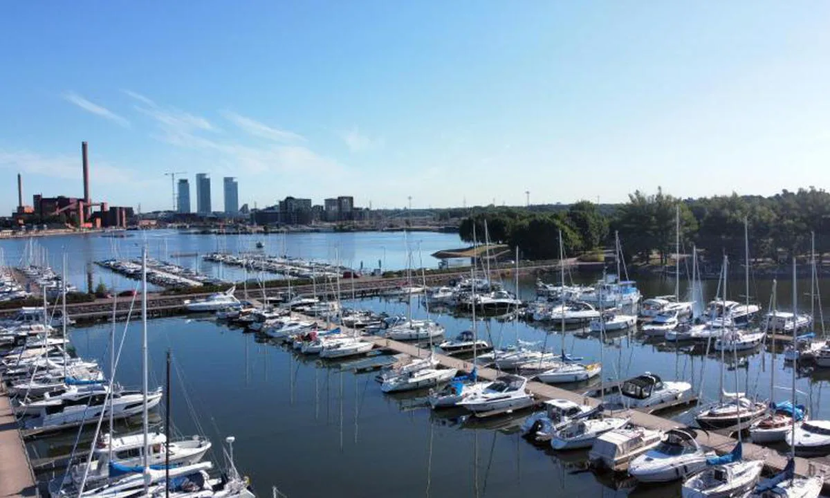 {"base": "fi", "no": "Pohjoisranta Harbour Marina Helsinki er den best plasserte til byen og er prismessig OK. Natt overv\u00e5ket", "se": "Pohjoisranta Harbour Marina Helsingfors \u00e4r det b\u00e4st bel\u00e4gna n\u00e4ra staden och priset \u00e4r OK. Vaktas p\u00e5 natten", "en": "Pohjoisranta Harbour Marina Helsinki is the best located to the city and price-wise OK. Guarded at night.", "da": "Pohjoisranta Harbour Marina Helsinki er den bedst beliggende marina i byen og prism\u00e6ssigt OK. Overv\u00e5get om natten", "fr": "Le port de plaisance Pohjoisranta Harbour Marina \u00e0 Helsinki est le mieux situ\u00e9 par rapport \u00e0 la ville et a des prix raisonnables. Gard\u00e9 la nuit.", "de": "Der Pohjoisranta Harbour Marina Helsinki ist der am besten gelegene Hafen zur Stadt und preislich in Ordnung. Nachts bewacht", "es": "El Puerto Marina Pohjoisranta de Helsinki es el mejor ubicado para la ciudad y el precio est\u00e1 bien. Vigilado por la noche", "it": "Il Porto Marina Pohjoisranta di Helsinki \u00e8 il meglio posizionato rispetto alla citt\u00e0 ed \u00e8 conveniente per quanto riguarda i prezzi. Sorveglianza notturna", "pt": "Marina do Porto de Pohjoisranta em Helsinque \u00e9 a melhor localizada em rela\u00e7\u00e3o \u00e0 cidade e tem um pre\u00e7o razo\u00e1vel. Vigiada \u00e0 noite", "nl": "De Noordkade Haven Marina Helsinki is de best gelegen in de stad en qua prijs OK. 's Nachts bewaakt", "pl": "Marina Portowa Pohjoisranta w Helsinkach jest najlepiej po\u0142o\u017cona w stosunku do miasta i cenowo OK. Noc\u0105 strze\u017cona", "uk": "\u0413\u0430\u0432\u0430\u043d\u044c \u041f\u0456\u0432\u043d\u0456\u0447\u043d\u043e\u0433\u043e \u0443\u0437\u0431\u0435\u0440\u0435\u0436\u0436\u044f \u041c\u0430\u0440\u0438\u043d\u0430 \u0413\u0435\u043b\u044c\u0441\u0456\u043d\u043a\u0456 - \u043d\u0430\u0439\u043a\u0440\u0430\u0449\u0435 \u0440\u043e\u0437\u0442\u0430\u0448\u043e\u0432\u0430\u043d\u0430 \u0434\u043e \u043c\u0456\u0441\u0442\u0430 \u0456 \u0437\u0430 \u0446\u0456\u043d\u043e\u044e \u043d\u043e\u0440\u043c\u0430\u043b\u044c\u043d\u043e. \u041e\u0445\u043e\u0440\u043e\u043d\u044f\u0454\u0442\u044c\u0441\u044f \u0432\u043d\u043e\u0447\u0456", "ro": "Marina din Portul Pohjoisranta Helsinki este cea mai bine situat\u0103 fa\u021b\u0103 de ora\u0219 \u0219i are un pre\u021b rezonabil. Supravegheat\u0103 noaptea.", "tr": "Pohjoisranta Harbour Marina Helsinki \u015fehrin en iyi konumlanm\u0131\u015f yeridir ve fiyat olarak da uygundur. Geceleri g\u00fcvenlik bulunmaktad\u0131r.", "el": "\u03a4\u03bf \u03bb\u03b9\u03bc\u03ac\u03bd\u03b9 Pohjoisranta Harbour Marina \u03c3\u03c4\u03b7 \u03a7\u03ad\u03bb\u03c3\u03b9\u03bd\u03ba\u03b9 \u03b5\u03af\u03bd\u03b1\u03b9 \u03c4\u03bf \u03ba\u03b1\u03bb\u03cd\u03c4\u03b5\u03c1\u03b1 \u03c4\u03bf\u03c0\u03bf\u03b8\u03b5\u03c4\u03b7\u03bc\u03ad\u03bd\u03bf \u03c0\u03c1\u03bf\u03c2 \u03c4\u03b7\u03bd \u03c0\u03cc\u03bb\u03b7 \u03ba\u03b1\u03b9 \u03b1\u03c0\u03cc \u03ac\u03c0\u03bf\u03c8\u03b7 \u03c4\u03b9\u03bc\u03ae\u03c2 \u03b5\u03af\u03bd\u03b1\u03b9 \u03b5\u03bd\u03c4\u03ac\u03be\u03b5\u03b9. \u03a6\u03c1\u03bf\u03c5\u03c1\u03b5\u03af\u03c4\u03b1\u03b9 \u03c4\u03b7 \u03bd\u03cd\u03c7\u03c4\u03b1.", "cs": "P\u0159\u00edstav Pohjoisranta Marina Helsinki je nejl\u00e9pe um\u00edst\u011bn\u00fd k m\u011bstu a cenov\u011b dostupn\u00fd. V noci hl\u00edd\u00e1n", "hu": "A Pohjoisranta Harbour Marina Helsinki a legjobban elhelyezked\u0151 a v\u00e1roshoz k\u00e9pest, \u00e9s az \u00e1ra is rendben van. \u00c9jszaka \u0151rz\u00f6tt.", "fi": "Pohjoisranta Harbour Marina Helsinki ist die bestgelegene zu City und vom Preis her OK. Nachts bewacht", "bg": "\u041f\u0440\u0438\u0441\u0442\u0430\u043d\u0438\u0449\u0435 \u041c\u0430\u0440\u0438\u043d\u0430 \u0425\u0435\u043b\u0437\u0438\u043d\u043a\u0438 \u043d\u0430 \u0421\u0435\u0432\u0435\u0440\u043d\u0438\u044f \u0431\u0440\u044f\u0433 \u0435 \u043d\u0430\u0439-\u0434\u043e\u0431\u0440\u0435 \u0440\u0430\u0437\u043f\u043e\u043b\u043e\u0436\u0435\u043d\u043e\u0442\u043e \u0432 \u0433\u0440\u0430\u0434\u0430 \u0438 \u0446\u0435\u043d\u0430\u0442\u0430 \u0435 \u0434\u043e\u0431\u0440\u0430. \u041f\u0430\u0437\u0438 \u0441\u0435 \u043f\u0440\u0435\u0437 \u043d\u043e\u0449\u0442\u0430.", "sr": "\u041c\u0430\u0440\u0438\u043d\u0430 \u043d\u0430 \u0421\u0435\u0432\u0435\u0440\u043d\u043e\u0458 \u043e\u0431\u0430\u043b\u0438 \u043b\u0443\u043a\u0435 \u0443 \u0425\u0435\u043b\u0441\u0438\u043d\u043a\u0438\u0458\u0443 \u0458\u0435 \u043d\u0430\u0458\u0431\u043e\u0459\u0435 \u0441\u043c\u0435\u0448\u0442\u0435\u043d\u0430 \u043f\u0440\u0435\u043c\u0430 \u0433\u0440\u0430\u0434\u0443 \u0438 \u043f\u043e \u0446\u0435\u043d\u0438 \u0458\u0435 \u0443 \u0440\u0435\u0434\u0443. \u0427\u0443\u0432\u0430\u043d\u043e \u043d\u043e\u045b\u0443.", "et": "P\u00f5hjaranna sadam Marina Helsinki on k\u00f5ige paremini linna l\u00e4hedal ja hinnalt sobiv. \u00d6\u00f6sel on valve all.", "lv": "Pohjoisranta Harbour Marina Helsinki ir vislab\u0101k novietota pils\u0113t\u0101 un cenas zi\u0146\u0101 OK. Nakt\u012bs tiek apsarg\u0101ta", "lt": "Pohjoisranta uosto Marina Helsinkyje yra geriausiai i\u0161d\u0117stytas mieste ir kainos at\u017evilgiu priimtinas. Nakt\u012f saugomas"}
