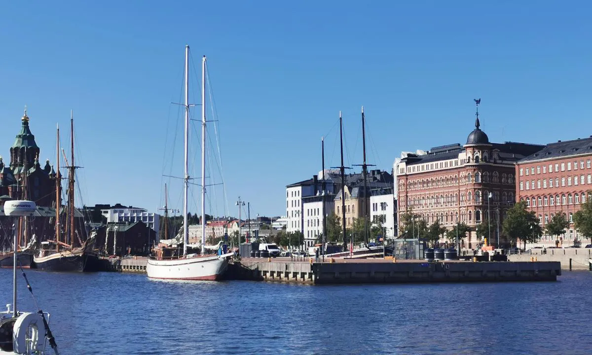 {"base": "de", "no": "Pohjoisranta Harbour Marina Helsinki er best plassert i forhold til byen og prisene er OK. Vakthold om natten.", "se": "Pohjoisranta Harbour Marina Helsinki \u00e4r den b\u00e4st bel\u00e4gna till staden och priset \u00e4r OK. Nattetid bevakad", "en": "Pohjoisranta Harbour Marina Helsinki is the best located near the city and reasonably priced. Guarded at night.", "da": "Pohjoisranta Harbour Marina Helsinki er den bedst beliggende til byen og prism\u00e6ssigt OK. Overv\u00e5get om natten", "fr": "<p>La Marina du Port de Pohjoisranta \u00e0 Helsinki est la mieux situ\u00e9e par rapport \u00e0 la ville et les tarifs sont corrects. Surveillance de nuit.</p>", "de": "Pohjoisranta Harbour Marina Helsinki ist die bestgelegene zu City und vom Preis her OK. Nachts bewacht", "es": "Pohjoisranta Harbour Marina Helsinki es el mejor ubicado en la ciudad y su precio est\u00e1 bien. Vigilado por la noche", "it": "Il porto di Marina Pohjoisranta Harbour Helsinki \u00e8 il pi\u00f9 ben situato rispetto alla citt\u00e0 e i prezzi sono ragionevoli. Sorvegliato di notte", "pt": "O Pohjoisranta Harbour Marina em Helsinki \u00e9 o mais bem localizado para a cidade e o pre\u00e7o \u00e9 razo\u00e1vel. Vigiado \u00e0 noite", "nl": "Pohjoisranta Harbour Marina Helsinki is de bestgelegen bij de stad en qua prijs ok\u00e9. 's Nachts bewaakt.", "pl": "<p>Marina Pohjoisranta Harbour w Helsinkach jest najlepiej po\u0142o\u017cona w stosunku do miasta i jest cenowo w porz\u0105dku. Noc\u0105 strze\u017cona.</p>", "uk": "\u041f\u0456\u0432\u043d\u0456\u0447\u043d\u0430 \u043f\u0440\u0438\u0441\u0442\u0430\u043d\u044c \u0413\u0430\u0432\u0430\u043d\u044c \u041c\u0430\u0440\u0438\u043d\u0430 \u0413\u0435\u043b\u044c\u0441\u0456\u043d\u043a\u0456 \u0454 \u043d\u0430\u0439\u0437\u0440\u0443\u0447\u043d\u0456\u0448\u043e\u044e \u0434\u043e \u043c\u0456\u0441\u0442\u0430 \u0456 \u0437\u0430 \u0446\u0456\u043d\u043e\u044e \u043f\u0440\u0438\u0439\u043d\u044f\u0442\u043d\u043e\u044e. \u041e\u0445\u043e\u0440\u043e\u043d\u044f\u0454\u0442\u044c\u0441\u044f \u0432\u043d\u043e\u0447\u0456.", "ro": "Pohjoisranta Harbour Marina Helsinki este cea mai bine situat\u0103 fa\u021b\u0103 de ora\u0219 \u0219i are un pre\u021b rezonabil. Supravegheat\u0103 pe timp de noapte", "tr": "Pohjoisranta Harbour Marina Helsinki \u015fehir merkezine en yak\u0131n olan ve fiyat olarak da iyi olan bir marinad\u0131r. Geceleri g\u00fcvenlik bulunmaktad\u0131r.", "el": "\u0397 \u03bc\u03b1\u03c1\u03af\u03bd\u03b1 Pohjoisranta Harbour Marina Helsinki \u03b5\u03af\u03bd\u03b1\u03b9 \u03b7 \u03ba\u03b1\u03bb\u03cd\u03c4\u03b5\u03c1\u03b7 \u03c4\u03bf\u03c0\u03bf\u03b8\u03b5\u03c3\u03af\u03b1 \u03b3\u03b9\u03b1 \u03c4\u03b7\u03bd \u03c0\u03cc\u03bb\u03b7 \u03ba\u03b1\u03b9 \u03b7 \u03c4\u03b9\u03bc\u03ae \u03b5\u03af\u03bd\u03b1\u03b9 \u03b5\u03bd\u03c4\u03ac\u03be\u03b5\u03b9. \u03a6\u03c1\u03bf\u03c5\u03c1\u03b5\u03af\u03c4\u03b1\u03b9 \u03c4\u03b7 \u03bd\u03cd\u03c7\u03c4\u03b1.", "cs": "Pohjoisranta Harbour Marina Helsinki je nejl\u00e9pe um\u00edst\u011bn\u00fd p\u0159\u00edstav pobl\u00ed\u017e centra a cenov\u011b p\u0159ijateln\u00fd. V noci st\u0159e\u017een\u00fd", "hu": "A Pohjoisranta Harbour Marina Helsinki a legjobban megk\u00f6zel\u00edthet\u0151 a v\u00e1rosb\u00f3l \u00e9s az \u00e1ra is rendben van. \u00c9jszakai \u0151rz\u00e9s alatt \u00e1ll", "fi": "Pohjoisranta Harbour Marina Helsinki on parhaiten sijoitettu cityyn n\u00e4hden ja hinnaltaan OK. Y\u00f6ll\u00e4 vartioitu", "bg": "Pohjoisranta Harbour Marina Helsinki \u0435 \u043d\u0430\u0439-\u0434\u043e\u0431\u0440\u043e\u0442\u043e \u043c\u044f\u0441\u0442\u043e \u0441\u043f\u0440\u044f\u043c\u043e \u0433\u0440\u0430\u0434\u0430 \u0438 \u0446\u0435\u043d\u0430\u0442\u0430 \u0435 \u041e\u041a. \u041d\u043e\u0449\u0435\u043c \u0441\u0435 \u043e\u0445\u0440\u0430\u043d\u044f\u0432\u0430.", "sr": "Pohjoisranta Harbour Marina Helsinki je najbolje locirana prema gradu i cenovno je OK. No\u0107u se \u010duva", "et": "Pohjoisranta Harbor Marina Helsinki asub linnas k\u00f5ige paremal kohal ja on hinna poolest sobiv. \u00d6isel ajal valvatud", "lv": "Pohjoisranta Harbour Marina Helsinki ir vislab\u0101k novietot\u0101 pils\u0113t\u0101 un ir cenas zi\u0146\u0101 pie\u0146emama. Nakt\u012bs apsarg\u0101ta", "lt": "Pohjoisranta uostas Helsinkyje yra geriausiai \u012fsik\u016br\u0119s ar\u010diausiai miesto ir kainos at\u017evilgiu tinkamas. Nakt\u012f saugomas"}