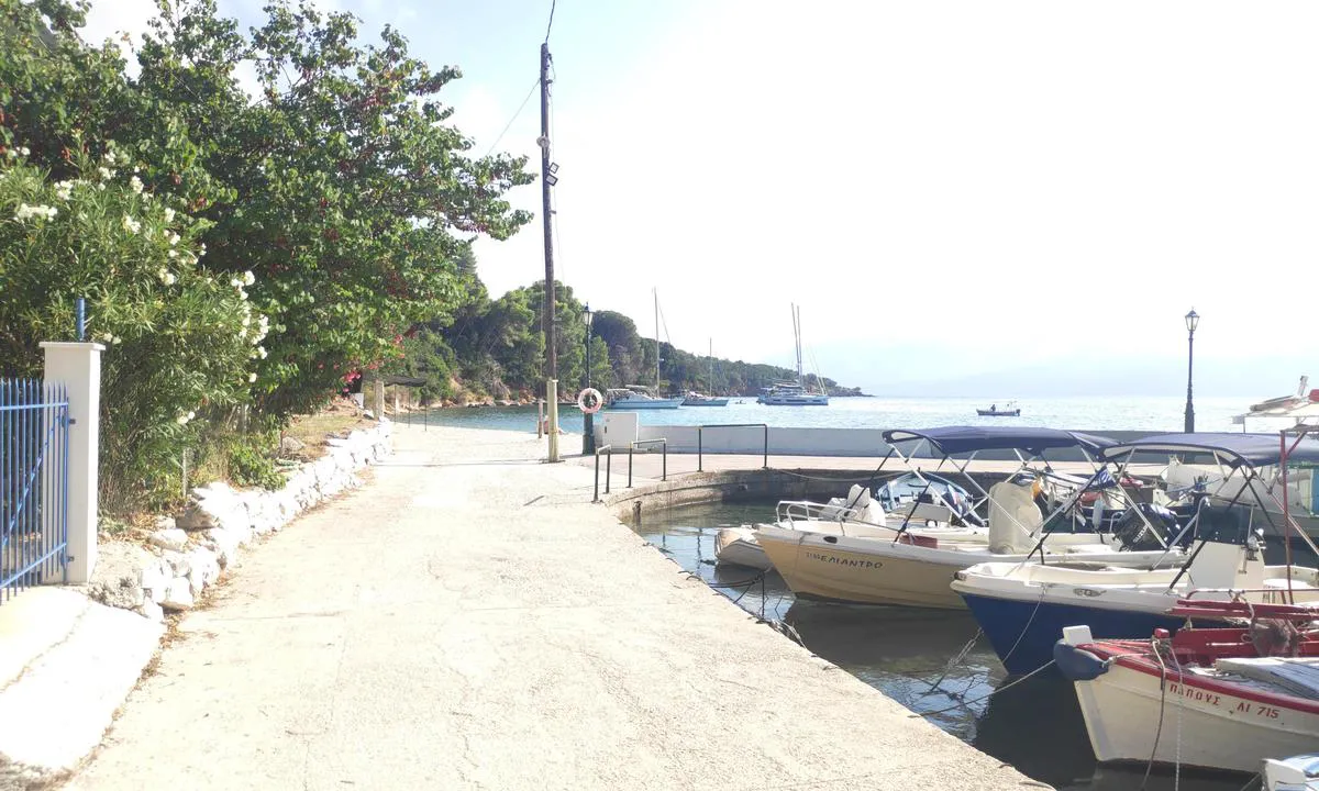 Polis Bay: {"base": "en", "no": "Dette fotografiet viser den s\u00f8rlige kysten av Paulus-bukten, inkludert den lille havnen med sm\u00e5 grunne joller og utenfor den, noen katamaraner i det fjerne bundet med lange liner til strandlinjen.", "se": "Detta fotografi visar den s\u00f6dra stranden av Paulusbukten inklusive den lilla hamnen med sm\u00e5 grunda jollar och bortom den, n\u00e5gra katamaraner i fj\u00e4rran f\u00f6rt\u00f6jda med l\u00e5nglinor till kusten.", "en": "This photograph shows the southern shore of the Bay of Paulus including the little harbour with small shallow draft dingies and beyond it, some catatamarans in the distance tied up with long lines to the shoreline.", "da": "<p>Dette fotografi viser den sydlige kyst af Paulus Bugt, inklusive den lille havn med sm\u00e5 lavtg\u00e5ende joller og l\u00e6ngere ude, nogle katamaraner i det fjerne bundet fast med lange liner til kysten.</p>", "fr": "Cette photographie montre la rive sud de la Baie de Paulus, y compris le petit port avec des petits d\u00e9riveurs \u00e0 faible tirant d'eau et, au-del\u00e0, quelques catamarans au loin amarr\u00e9s avec de longues aussi\u00e8res \u00e0 la rive.", "de": "Dieses Foto zeigt das s\u00fcdliche Ufer der Bucht von Paulus, einschlie\u00dflich des kleinen Hafens mit kleinen, flachgehenden Jollen und dahinter einige Katamarane in der Ferne, die mit langen Leinen an der K\u00fcste festgemacht sind.", "es": "Esta fotograf\u00eda muestra la orilla sur de la Bah\u00eda de Paulus, incluyendo el peque\u00f1o puerto con peque\u00f1as embarcaciones de poco calado y, m\u00e1s all\u00e1, algunos catamaranes a lo lejos amarrados con largas l\u00edneas a la costa.", "it": "Questa fotografia mostra la sponda meridionale della Baia di Paolo, incluso il piccolo porto con piccoli natanti a basso pescaggio e oltre, alcuni catamarani in lontananza ormeggiati con lunghe linee alla riva.", "pt": "Esta fotografia mostra a costa sul da Ba\u00eda de Paulus, incluindo o pequeno porto com pequenos barcos de fundo raso e, mais adiante, alguns catamar\u00e3s ao longe amarrados com longas linhas \u00e0 costa.", "nl": "Deze foto toont de zuidkust van de Baai van Paulus, inclusief de kleine haven met ondiepe kielboten en daarachter, in de verte, enkele catamarans die met lange lijnen aan de kust zijn vastgebonden.", "pl": "To zdj\u0119cie przedstawia po\u0142udniowe wybrze\u017ce Zatoki Paula, w tym ma\u0142y port z ma\u0142ymi \u0142odziami o niewielkim zanurzeniu. W oddali, za nimi, wida\u0107 katamarany zacumowane d\u0142ugimi linami do brzegu.", "uk": "\u0426\u044f \u0444\u043e\u0442\u043e\u0433\u0440\u0430\u0444\u0456\u044f \u043f\u043e\u043a\u0430\u0437\u0443\u0454 \u043f\u0456\u0432\u0434\u0435\u043d\u043d\u0438\u0439 \u0431\u0435\u0440\u0435\u0433 \u0437\u0430\u0442\u043e\u043a\u0438 \u041f\u0430\u0443\u043b\u0443\u0441\u0430, \u0432\u043a\u043b\u044e\u0447\u0430\u044e\u0447\u0438 \u043c\u0430\u043b\u0435\u043d\u044c\u043a\u0443 \u0433\u0430\u0432\u0430\u043d\u044c \u0437 \u043d\u0435\u0432\u0435\u043b\u0438\u043a\u0438\u043c\u0438 \u0447\u043e\u0432\u043d\u0430\u043c\u0438 \u0437 \u043c\u0456\u043b\u043a\u043e\u044e \u043e\u0441\u0430\u0434\u043a\u043e\u044e, \u0430 \u0434\u0430\u043b\u0456, \u043d\u0430 \u0432\u0456\u0434\u0441\u0442\u0430\u043d\u0456, \u0434\u0435\u044f\u043a\u0456 \u043a\u0430\u0442\u0430\u043c\u0430\u0440\u0430\u043d\u0438 \u043f\u0440\u0438\u0447\u0430\u043b\u0435\u043d\u0456 \u0434\u043e\u0432\u0433\u0438\u043c\u0438 \u0442\u0440\u043e\u0441\u0430\u043c\u0438 \u0434\u043e \u0431\u0435\u0440\u0435\u0433\u043e\u0432\u043e\u0457 \u043b\u0456\u043d\u0456\u0457.", "ro": "Aceast\u0103 fotografie arat\u0103 \u021b\u0103rmul sudic al Golfului Paulus, inclusiv micul port cu b\u0103rcu\u021be de mic pescaj \u0219i, dincolo de acesta, c\u00e2teva catamarane \u00een dep\u0103rtare legate cu linii lungi de \u021b\u0103rm.", "tr": "Bu foto\u011fraf, Paulus K\u00f6rfezi'nin g\u00fcney k\u0131y\u0131s\u0131n\u0131, k\u00fc\u00e7\u00fck s\u0131\u011f draftl\u0131 sandallar\u0131n bulundu\u011fu k\u00fc\u00e7\u00fck liman\u0131 ve onun \u00f6tesinde, k\u0131y\u0131ya uzun halatlarla ba\u011fl\u0131 uzak mesafedeki baz\u0131 katamaranlar\u0131 g\u00f6stermektedir.", "el": "\u0391\u03c5\u03c4\u03ae \u03b7 \u03c6\u03c9\u03c4\u03bf\u03b3\u03c1\u03b1\u03c6\u03af\u03b1 \u03b4\u03b5\u03af\u03c7\u03bd\u03b5\u03b9 \u03c4\u03b7 \u03bd\u03cc\u03c4\u03b9\u03b1 \u03b1\u03ba\u03c4\u03ae \u03c4\u03bf\u03c5 \u039a\u03cc\u03bb\u03c0\u03bf\u03c5 \u03c4\u03bf\u03c5 \u03a0\u03b1\u03cd\u03bb\u03bf\u03c5, \u03c3\u03c5\u03bc\u03c0\u03b5\u03c1\u03b9\u03bb\u03b1\u03bc\u03b2\u03b1\u03bd\u03bf\u03bc\u03ad\u03bd\u03bf\u03c5 \u03c4\u03bf\u03c5 \u03bc\u03b9\u03ba\u03c1\u03bf\u03cd \u03bb\u03b9\u03bc\u03b1\u03bd\u03b9\u03bf\u03cd \u03bc\u03b5 \u03bc\u03b9\u03ba\u03c1\u03ac \u03c1\u03b7\u03c7\u03cc\u03b4\u03c5\u03bd\u03b1 \u03c3\u03ba\u03ac\u03c6\u03b7 \u03ba\u03b1\u03b9 \u03c0\u03ad\u03c1\u03b1 \u03b1\u03c0\u03cc \u03b1\u03c5\u03c4\u03cc, \u03bc\u03b5\u03c1\u03b9\u03ba\u03ac \u03ba\u03b1\u03c4\u03b1\u03bc\u03b1\u03c1\u03ac\u03bd \u03c3\u03b5 \u03b1\u03c0\u03cc\u03c3\u03c4\u03b1\u03c3\u03b7 \u03b4\u03b5\u03bc\u03ad\u03bd\u03b1 \u03bc\u03b5 \u03bc\u03b1\u03ba\u03c1\u03b9\u03ac \u03c3\u03c7\u03bf\u03b9\u03bd\u03b9\u03ac \u03c3\u03c4\u03b7\u03bd \u03b1\u03ba\u03c4\u03bf\u03b3\u03c1\u03b1\u03bc\u03bc\u03ae.", "cs": "Tato fotografie ukazuje ji\u017en\u00ed b\u0159eh z\u00e1toky Paulus v\u010detn\u011b mal\u00e9ho p\u0159\u00edstavu s m\u011blk\u00fdmi \u010dluny a za n\u00edm, v d\u00e1lce, n\u011bkter\u00e9 katamar\u00e1ny p\u0159iv\u00e1zan\u00e9 dlouh\u00fdmi lanami ke b\u0159ehu.", "hu": "Ez a f\u00e9nyk\u00e9p Paulus-\u00f6b\u00f6l d\u00e9li partj\u00e1t mutatja, bele\u00e9rtve a kis kik\u00f6t\u0151t sek\u00e9ly mer\u00fcl\u00e9s\u0171 kis cs\u00f3nakokkal, \u00e9s azon t\u00fal t\u00e1volabb n\u00e9h\u00e1ny katamar\u00e1nt, amelyek hossz\u00fa k\u00f6telekkel vannak kik\u00f6tve a partvonalhoz.", "fi": "T\u00e4m\u00e4 valokuva esitt\u00e4\u00e4 Paavalinlahden etel\u00e4rantaa, mukaan lukien pikku sataman, jossa on pieni\u00e4 v\u00e4h\u00e4vetisi\u00e4 jollia ja sen takana, joitakin kaukana olevia katamaraaneja, kiinnitettyn\u00e4 pitkill\u00e4 k\u00f6ysill\u00e4 rantaan.", "bg": "\u0422\u0430\u0437\u0438 \u0441\u043d\u0438\u043c\u043a\u0430 \u043f\u043e\u043a\u0430\u0437\u0432\u0430 \u044e\u0436\u043d\u0438\u044f \u0431\u0440\u044f\u0433 \u043d\u0430 \u0437\u0430\u043b\u0438\u0432\u0430 \u041f\u0430\u0443\u043b\u0443\u0441, \u0432\u043a\u043b\u044e\u0447\u0438\u0442\u0435\u043b\u043d\u043e \u043c\u0430\u043b\u043a\u043e\u0442\u043e \u043f\u0440\u0438\u0441\u0442\u0430\u043d\u0438\u0449\u0435 \u0441 \u043c\u0430\u043b\u043a\u0438 \u043f\u043b\u0438\u0442\u043a\u043e\u0432\u043e\u0434\u043d\u0438 \u043b\u043e\u0434\u043a\u0438 \u0438 \u043e\u0442\u0432\u044a\u0434 \u043d\u0435\u0433\u043e, \u043d\u044f\u043a\u043e\u043b\u043a\u043e \u043a\u0430\u0442\u0430\u043c\u0430\u0440\u0430\u043d\u0438 \u0432 \u0434\u0430\u043b\u0435\u0447\u0438\u043d\u0430\u0442\u0430, \u0437\u0430\u0432\u044a\u0440\u0437\u0430\u043d\u0438 \u0441 \u0434\u044a\u043b\u0433\u0438 \u0432\u044a\u0436\u0435\u0442\u0430 \u043a\u044a\u043c \u0431\u0440\u0435\u0433\u0430.", "sr": "Ova fotografija prikazuje ju\u017enu obalu Zaliva Paulus, uklju\u010duju\u0107i malu luku sa plitkim \u010damcima i dalje u daljini, neke katamarane vezane dugim konopcima za obalu.", "et": "See foto n\u00e4itab Pauli lahe l\u00f5unakalda, sealhulgas v\u00e4ikest sadamat madala s\u00fcvisega paatidega, ja sellest kaugemal m\u00f5ned katamaraanid kaugel, mis on kinnitatud pikkade liinidega rannikule.", "lv": "\u0160aj\u0101 fotogr\u0101fij\u0101 redzama P\u0101vila l\u012b\u010da dienvidu krasta l\u012bnija, ieskaitot mazo ostu ar maz\u0101m sekldzelmes laivi\u0146\u0101m, un t\u0101l\u0101k uz priek\u0161u - da\u017ei katamar\u0101ni pie krasta piestiprin\u0101ti ar gar\u0101m tros\u0113m.", "lt": "\u0160ioje nuotraukoje matoma Piet\u0173 Paulius \u012flankos pakrant\u0117, kurioje yra ma\u017eas uostas su ma\u017eais sekliais grimzl\u0117s laiveliais, o u\u017e jo, tolumoje, keli katamaranai priri\u0161ti ilgomis virv\u0117mis prie kranto."}