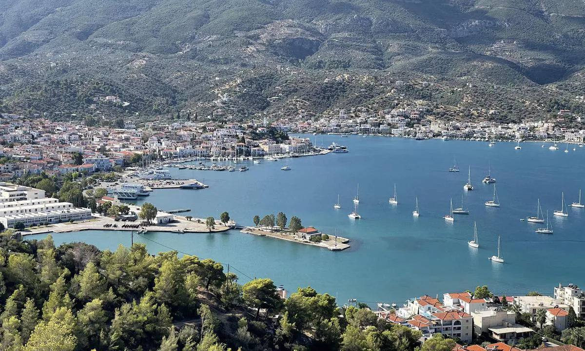 Poros is to the ledt in the picture. Guest spots along the city  and on the pier.