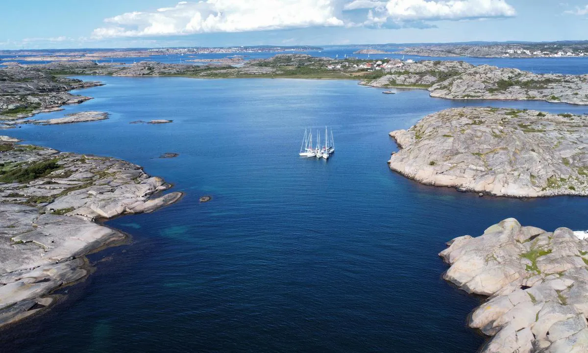 A flotilla of 8 sailboats anchored at Porsholmen