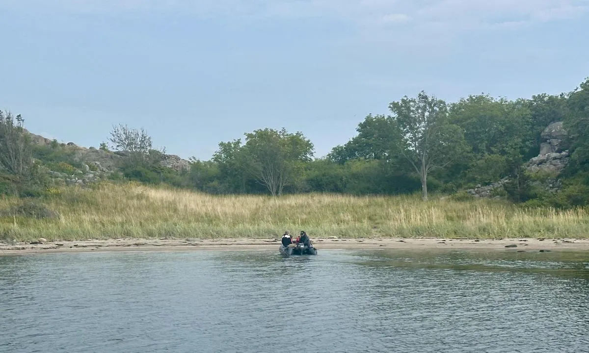 Porsholmen - Fjällbacka: {"base": "no", "no": "Den lille stranda mot \u00f8st.", "se": "Den lilla stranden mot \u00f6st.", "en": "The small beach to the east.", "da": "Den lille strand mod \u00f8st.", "fr": "La petite plage vers l'est.", "de": "Der kleine Strand im Osten.", "es": "La peque\u00f1a playa hacia el este.", "it": "La piccola spiaggia verso est.", "pt": "A pequena praia para o leste.", "nl": "Het kleine strand naar het oosten.", "pl": "Ma\u0142a pla\u017ca na wsch\u00f3d.", "uk": "\u041d\u0435\u0432\u0435\u043b\u0438\u043a\u0438\u0439 \u043f\u043b\u044f\u0436 \u043d\u0430 \u0441\u0445\u043e\u0434\u0456.", "ro": "Plaja mic\u0103 spre est.", "tr": "Do\u011fuya bakan k\u00fc\u00e7\u00fck plaj.", "el": "\u0397 \u03bc\u03b9\u03ba\u03c1\u03ae \u03c0\u03b1\u03c1\u03b1\u03bb\u03af\u03b1 \u03c0\u03c1\u03bf\u03c2 \u03c4\u03b1 \u03b1\u03bd\u03b1\u03c4\u03bf\u03bb\u03b9\u03ba\u03ac.", "cs": "Pl\u00e1\u017ei\u010dka na v\u00fdchod.", "hu": "A kis strand kelet fel\u00e9.", "fi": "Pieni ranta it\u00e4\u00e4n p\u00e4in.", "bg": "\u041c\u0430\u043b\u043a\u0438\u044f\u0442 \u043f\u043b\u0430\u0436 \u043d\u0430 \u0438\u0437\u0442\u043e\u043a.", "sr": "Mala pla\u017ea na istoku.", "et": "V\u00e4ike rand idas.", "lv": "Maz\u0101 pludmale uz austrumiem.", "lt": "Ma\u017eas papl\u016bdimys rytuose."}