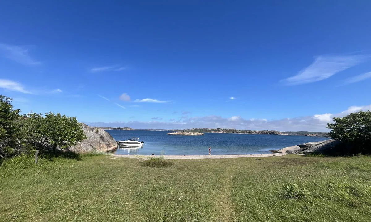 Porsholmen - Fjällbacka: {"base": "no", "no": "Her l\u00e5 vi veldig godt i le for vinden som stod p\u00e5 fra s\u00f8r og s\u00f8rvest 8(11)mps (- i f\u00f8lge yr)", "se": "H\u00e4r l\u00e5g vi mycket bra i l\u00e4 f\u00f6r vinden som kom fr\u00e5n syd och sydv\u00e4st 8(11)m/s (- enligt yr)", "en": "Here we lay very well sheltered from the wind coming from the south and southwest at 8(11)mps (- according to Yr)", "da": "Her l\u00e5 vi meget godt i l\u00e6 for vinden, som stod p\u00e5 fra syd og sydvest 8(11)mps (- if\u00f8lge yr)", "fr": "Nous \u00e9tions tr\u00e8s bien abrit\u00e9s du vent venant du sud et sud-ouest 8(11)mps (- selon yr)", "de": "Hier lagen wir sehr gut im Schutz des Windes, der aus S\u00fcd und S\u00fcdwest mit 8(11)mps wehte (laut yr)", "es": "Aqu\u00ed est\u00e1bamos muy bien protegidos del viento que soplaba desde el sur y suroeste a 8(11)mps (- seg\u00fan yr)", "it": "Qui eravamo molto ben riparati dal vento che soffiava da sud e sud-ovest 8(11)mps (- secondo yr)", "pt": "Aqui est\u00e1vamos muito bem abrigados do vento que soprava de sul e sudoeste a 8(11)mps (- segundo yr)", "nl": "We lagen hier zeer beschut tegen de wind die uit het zuiden en zuidwesten kwam met 8(11)mps (volgens yr)", "pl": "Tu byli\u015bmy bardzo dobrze os\u0142oni\u0119ci przed wiatrem wiej\u0105cym z po\u0142udnia i po\u0142udniowego zachodu 8(11)mps (wed\u0142ug yr)", "uk": "\u041c\u0438 \u0434\u043e\u0431\u0440\u0435 \u0441\u0442\u043e\u044f\u043b\u0438 \u0442\u0443\u0442 \u0437\u0430\u0445\u0438\u0449\u0435\u043d\u0456 \u0432\u0456\u0434 \u0432\u0456\u0442\u0440\u0443, \u044f\u043a\u0438\u0439 \u0434\u0443\u0432 \u0437 \u043f\u0456\u0432\u0434\u043d\u044f \u0456 \u043f\u0456\u0432\u0434\u0435\u043d\u043d\u043e\u0433\u043e \u0437\u0430\u0445\u043e\u0434\u0443 \u0448\u0432\u0438\u0434\u043a\u0456\u0441\u0442\u044e 8(11)\u043c/\u0441 (- \u0437\u0433\u0456\u0434\u043d\u043e \u0437 \u043f\u0440\u043e\u0433\u043d\u043e\u0437\u043e\u043c \u043f\u043e\u0433\u043e\u0434\u0438).", "ro": "Aici am stat foarte bine la ad\u0103post de v\u00e2ntul care venea din sud \u0219i sud-vest 8(11)mps (- conform yr)", "tr": "R\u00fczgar g\u00fcney ve g\u00fcneybat\u0131dan saatte 8(11) metre h\u0131zla (yr'a g\u00f6re) eserken burada \u00e7ok iyi korunduk.", "el": "\u0395\u03b4\u03ce \u03b2\u03c1\u03b9\u03c3\u03ba\u03cc\u03bc\u03b1\u03c3\u03c4\u03b1\u03bd \u03c0\u03bf\u03bb\u03cd \u03ba\u03b1\u03bb\u03ac \u03c0\u03c1\u03bf\u03c6\u03c5\u03bb\u03b1\u03b3\u03bc\u03ad\u03bd\u03bf\u03b9 \u03b1\u03c0\u03cc \u03c4\u03bf\u03bd \u03ac\u03bd\u03b5\u03bc\u03bf \u03c0\u03bf\u03c5 \u03b5\u03c1\u03c7\u03cc\u03c4\u03b1\u03bd \u03b1\u03c0\u03cc \u03bd\u03cc\u03c4\u03b9\u03b5\u03c2 \u03ba\u03b1\u03b9 \u03bd\u03bf\u03c4\u03b9\u03bf\u03b4\u03c5\u03c4\u03b9\u03ba\u03ad\u03c2 \u03ba\u03b1\u03c4\u03b5\u03c5\u03b8\u03cd\u03bd\u03c3\u03b5\u03b9\u03c2 \u03bc\u03b5 \u03c4\u03b1\u03c7\u03cd\u03c4\u03b7\u03c4\u03b1 8(11)\u03bc\u03ad\u03c4\u03c1\u03b1 \u03b1\u03bd\u03ac \u03b4\u03b5\u03c5\u03c4\u03b5\u03c1\u03cc\u03bb\u03b5\u03c0\u03c4\u03bf (- \u03c3\u03cd\u03bc\u03c6\u03c9\u03bd\u03b1 \u03bc\u03b5 \u03c4\u03bf yr)", "cs": "Zde jsme byli velmi dob\u0159e chr\u00e1n\u011bni p\u0159ed v\u011btrem, kter\u00fd foukal z jihu a jihoz\u00e1padu rychlost\u00ed 8 (11) mps (- podle p\u0159edpov\u011bdi po\u010das\u00ed).", "hu": "Itt nagyon j\u00f3 v\u00e9delmet tal\u00e1ltunk a d\u00e9li \u00e9s d\u00e9lnyugati 8(11)mps sebess\u00e9g\u0171 sz\u00e9l ellen (- az id\u0151j\u00e1r\u00e1sjelent\u00e9s szerint)", "fi": "Saimme t\u00e4\u00e4ll\u00e4 eritt\u00e4in hyv\u00e4n suojan etel\u00e4n ja lounaan puhaltavalta tuulelta, joka oli nopeudeltaan 8(11)m/s (- yr:n mukaan)", "bg": "\u0422\u0443\u043a \u0431\u044f\u0445\u043c\u0435 \u043c\u043d\u043e\u0433\u043e \u0434\u043e\u0431\u0440\u0435 \u0437\u0430\u0449\u0438\u0442\u0435\u043d\u0438 \u043e\u0442 \u0432\u044f\u0442\u044a\u0440\u0430, \u043a\u043e\u0439\u0442\u043e \u0434\u0443\u0445\u0430\u0448\u0435 \u043e\u0442 \u044e\u0433 \u0438 \u044e\u0433\u043e\u0437\u0430\u043f\u0430\u0434 \u0441\u044a\u0441 \u0441\u043a\u043e\u0440\u043e\u0441\u0442 8(11)\u043c/\u0441 (- \u0441\u043f\u043e\u0440\u0435\u0434 yr)", "sr": "Ovde smo bili vrlo dobro za\u0161ti\u0107eni od vetra koji je duvao sa juga i jugozapada 8(11)mps (- prema yr)", "et": "Siin me olime v\u00e4ga h\u00e4sti varjus tuule eest, mis puhus l\u00f5unast ja edelast kiirusega 8(11)mps (- vastavalt yr)", "lv": "Te m\u0113s bij\u0101m \u013coti labi aizsarg\u0101ti no dienvidu un dienvidrietumu v\u0113ja, kas p\u016bta ar \u0101trumu 8(11) m/s (p\u0113c yr).", "lt": "\u010cia buvome labai gerai apsaugoti nuo piet\u0173 ir pietry\u010di\u0173 v\u0117jo 8(11)m/s (- pagal yr)"}