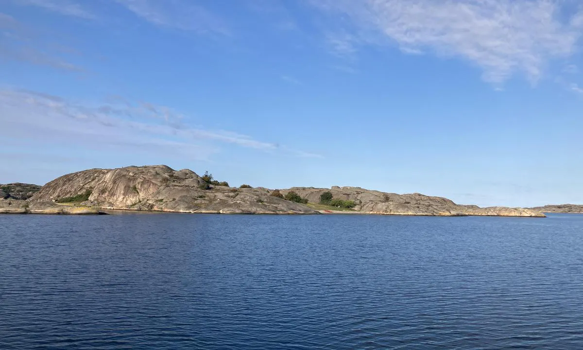 Porsholmen - Fjällbacka: {"base": "no", "no": "Popul\u00e6r strand for bading og kajakk sydvest i bukten", "se": "Popul\u00e4r strand f\u00f6r bad och kajak sydv\u00e4st i bukten", "en": "Popular beach for swimming and kayaking southwest in the bay", "da": "Popul\u00e6r strand til badning og kajak sydvest i bugten"}