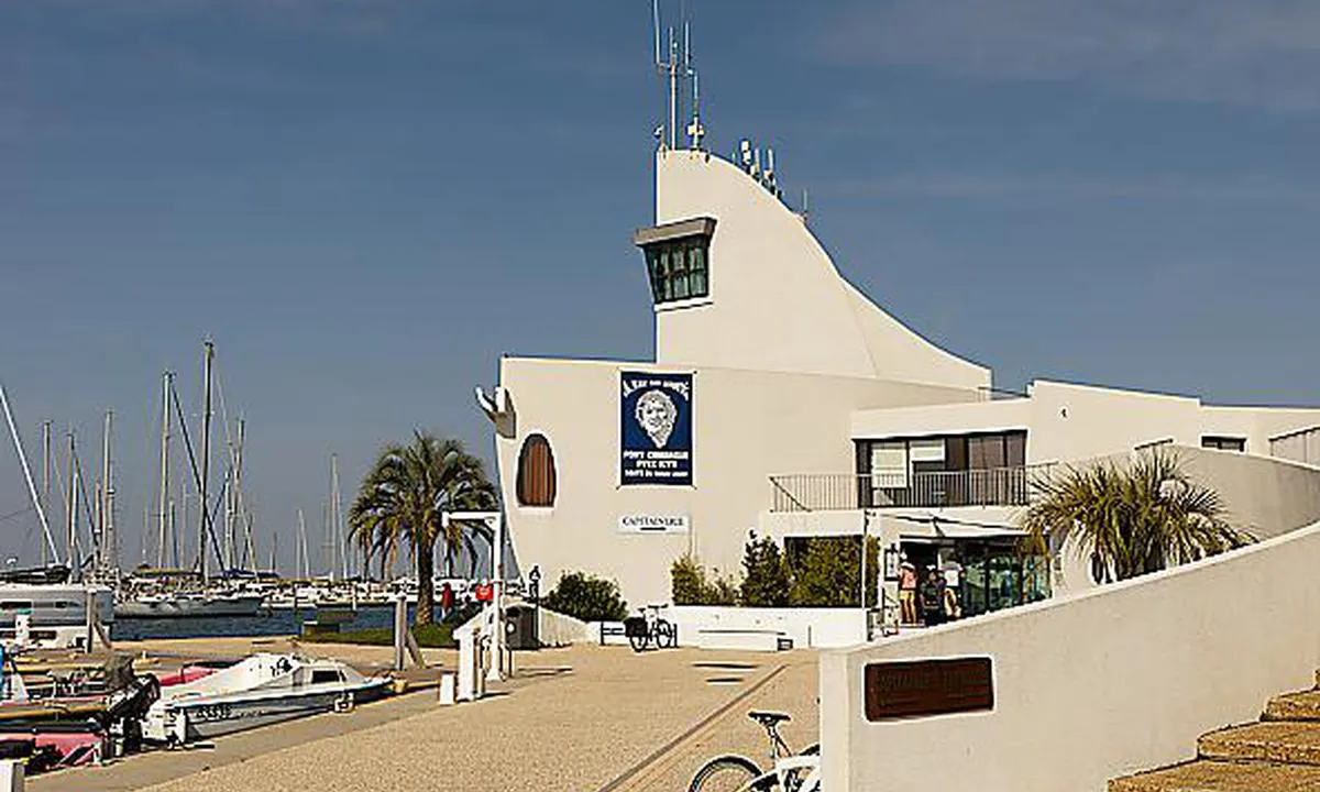 Port Camargue - Le Grau-du-Roi: {"base": "fr", "no": "Havnekapteinens kontor", "se": "Hamnbef\u00e4lhavare", "en": "Harbour Master's Office", "da": "Havnekapitani", "fr": "Capitainerie", "de": "Hafenamt", "es": "Capitan\u00eda", "it": "Capitaneria", "pt": "Capitania", "nl": "Havenkantoor", "pl": "Kapitanat", "uk": "\u041a\u0430\u043f\u0456\u0442\u0430\u043d\u0435\u0440\u0456\u044f", "ro": "C\u0103pit\u0103nie", "tr": "Liman Ba\u015fkanl\u0131\u011f\u0131", "el": "\u039b\u03b9\u03bc\u03b5\u03bd\u03b1\u03c1\u03c7\u03b5\u03af\u03bf", "cs": "Kapit\u00e1nstv\u00ed", "hu": "Kik\u00f6t\u0151mesteri iroda", "fi": "Satamakonttori", "bg": "\u0425\u0430\u0440\u0431\u044a\u0440-\u043c\u0430\u0439\u043e\u0440", "sr": "\u041a\u0430\u043f\u0435\u0442\u0430\u043d\u0438\u0458\u0430", "et": "Sadamakapten", "lv": "Ostas p\u0101rvalde", "lt": "Uosto kapitonas"}