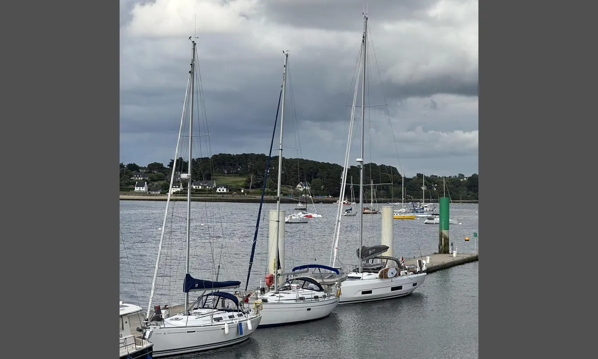 Port de l'Aberwrac'h: {"base": "no", "no": "Longside plass p\u00e5 innside av molo", "se": "L\u00e5ngsides plats p\u00e5 insida av pir", "en": "Alongside berth on the inside of the breakwater", "da": "Langside plads p\u00e5 inderside af mole"}