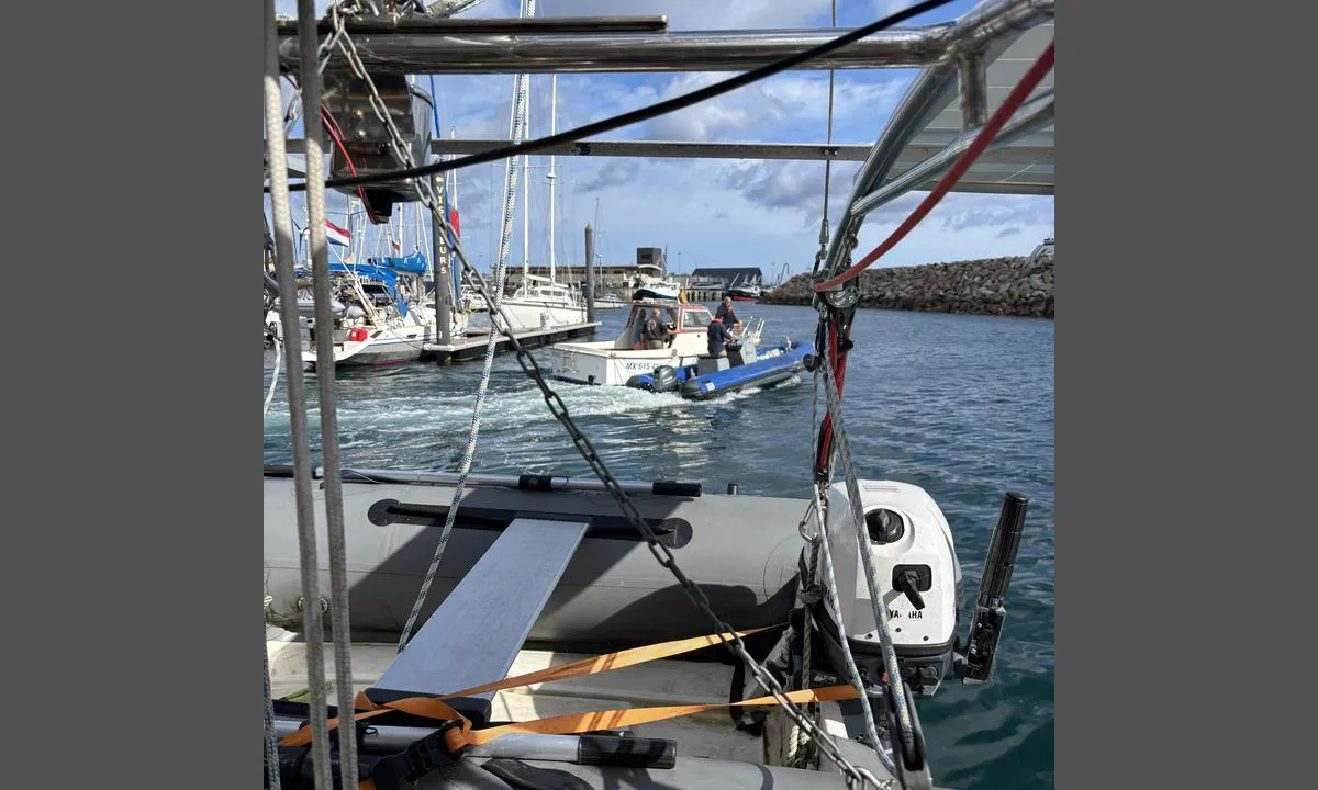 Port de plaisance de Roscoff-Bloscon: {"base": "se", "no": "Den bl\u00e5 b\u00e5ten er personalet som loser deg inn i marinaen. Her hjelper den til med \u00e5 lose en motorseiler til verftet.", "se": "Den bl\u00e5 b\u00e5ten \u00e4r personal som lotsar dig in i marinan. H\u00e4r hj\u00e4lper den till att lotsa en motorl\u00f6rdag b\u00e5t till varvet.", "en": "The blue boat is staff that pilots you into the marina. Here it helps to pilot a motor yacht to the shipyard.", "da": "Den bl\u00e5 b\u00e5d er personale, som lodser dig ind i marinaen. Her hj\u00e6lper den med at lodse en motorl\u00f8rdag b\u00e5d til v\u00e6rftet."}