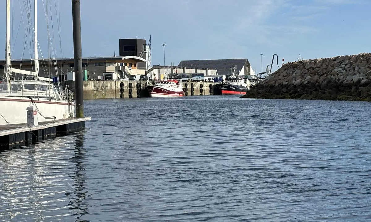 Port de plaisance de Roscoff-Bloscon: {"base": "se", "no": "Inn/utseiling i marinaen", "se": "In/utsegling i marinan", "en": "In/outbound in the marina", "da": "Ind-/udsejling i marinaen"}