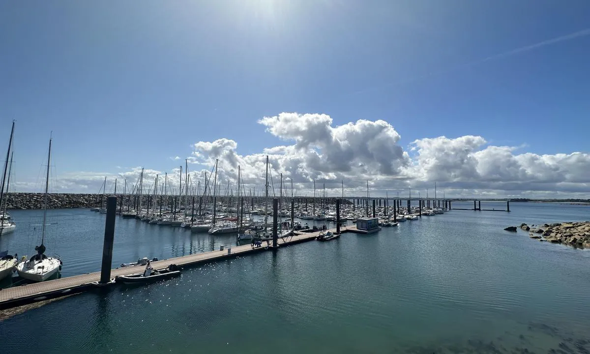 Port de plaisance de Roscoff-Bloscon: Havnen. Drivstoff påfylling til venstre i bildet.