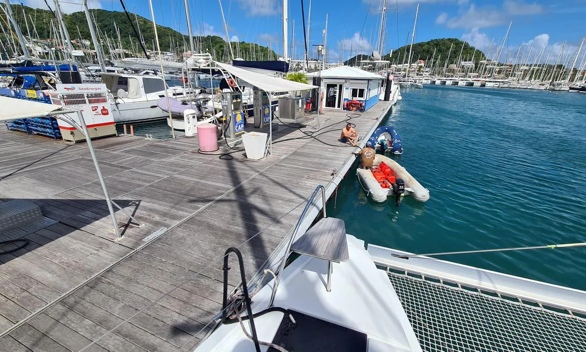 Port de Plaisance du Marin: {"base": "en", "no": "p\u00e5 enden av pontong 3 finner du bensinstasjonen og i den hvite bygningen kan du gjennomf\u00f8re klareringen din", "se": "i slutet av ponton 3 finns bensinstationen och i den vita byggnaden kan du g\u00f6ra din klarering", "en": "at the end of ponton 3 there is the gas station and in the white building you can make your clearance", "da": "for enden af ponton 3 er der tankstationen og i den hvide bygning kan du klare dine papirer"}