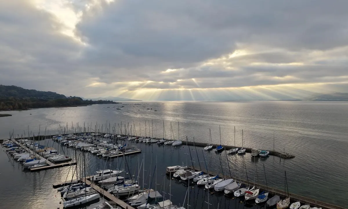 Port d'Estavayer: {"base": "en", "no": "Oversikt mot s\u00f8r Cheyres og langt borte Yverdon", "se": "\u00d6versikt mot s\u00f6der Cheyres och l\u00e5ngt borta Yverdon", "en": "Overview towards south Cheyres and far distant Yverdon", "da": "Oversigt mod syd Cheyres og fjerntliggende Yverdon", "fr": "Vue d'ensemble vers le sud Cheyres et Yverdon au loin", "de": "\u00dcbersicht nach S\u00fcden Cheyres und im Hintergrund Yverdon", "es": "Vista hacia el sur de Cheyres y al fondo Yverdon", "it": "Panorama verso sud Cheyres e lontana Yverdon", "pt": "Vis\u00e3o geral em dire\u00e7\u00e3o ao sul Cheyres e Yverdon distante", "nl": "Overzicht naar het zuiden Cheyres en in de verte Yverdon", "pl": "Przegl\u0105d w kierunku po\u0142udniowym Cheyres i daleko odleg\u0142e Yverdon", "uk": "\u041e\u0433\u043b\u044f\u0434 \u043d\u0430 \u043f\u0456\u0432\u0434\u0435\u043d\u044c \u0434\u043e \u0428\u0435\u0454\u0440\u0430 \u0456 \u0434\u0430\u043b\u0435\u043a\u043e\u0433\u043e \u0406\u0432\u0435\u0440\u0434\u043e\u043d\u0430", "ro": "Privire de ansamblu c\u0103tre sud Cheyres \u0219i departe Yverdon", "tr": "G\u00fcney y\u00f6n\u00fcnde Cheyres ve uzakta Yverdon manzaras\u0131", "el": "\u0395\u03c0\u03b9\u03c3\u03ba\u03cc\u03c0\u03b7\u03c3\u03b7 \u03c0\u03c1\u03bf\u03c2 \u03bd\u03cc\u03c4\u03bf Cheyres \u03ba\u03b1\u03b9 \u03c3\u03c4\u03bf \u03bc\u03b1\u03ba\u03c1\u03b9\u03bd\u03cc Yverdon", "cs": "Pohled sm\u011brem na jih na Cheyres a v d\u00e1lce Yverdon", "hu": "\u00c1ttekint\u00e9s d\u00e9l fel\u00e9 Cheyres ir\u00e1ny\u00e1ban \u00e9s a t\u00e1voli Yverdon", "fi": "N\u00e4kym\u00e4 etel\u00e4\u00e4n Cheyresiin ja kaukana olevaan Yverdoniin", "bg": "\u0418\u0437\u0433\u043b\u0435\u0434 \u043d\u0430 \u044e\u0433 \u043a\u044a\u043c \u0428\u0435\u0439\u0440 \u0438 \u0434\u0430\u043b\u0435\u0447\u0435\u043d \u0418\u0432\u0435\u0440\u0434\u043e\u043d", "sr": "Pogled prema jugu Cheyres i daleki Yverdon", "et": "\u00dclevaade l\u00f5una poole Cheyres'est ja kaugemal Yverdon", "lv": "P\u0101rskats uz dienvidiem Cheyres un t\u0101lum\u0101 eso\u0161o Yverdon", "lt": "Piet\u0173 kryptimi matomi Cheyres ir tolumoje esantis Yverdonas"}