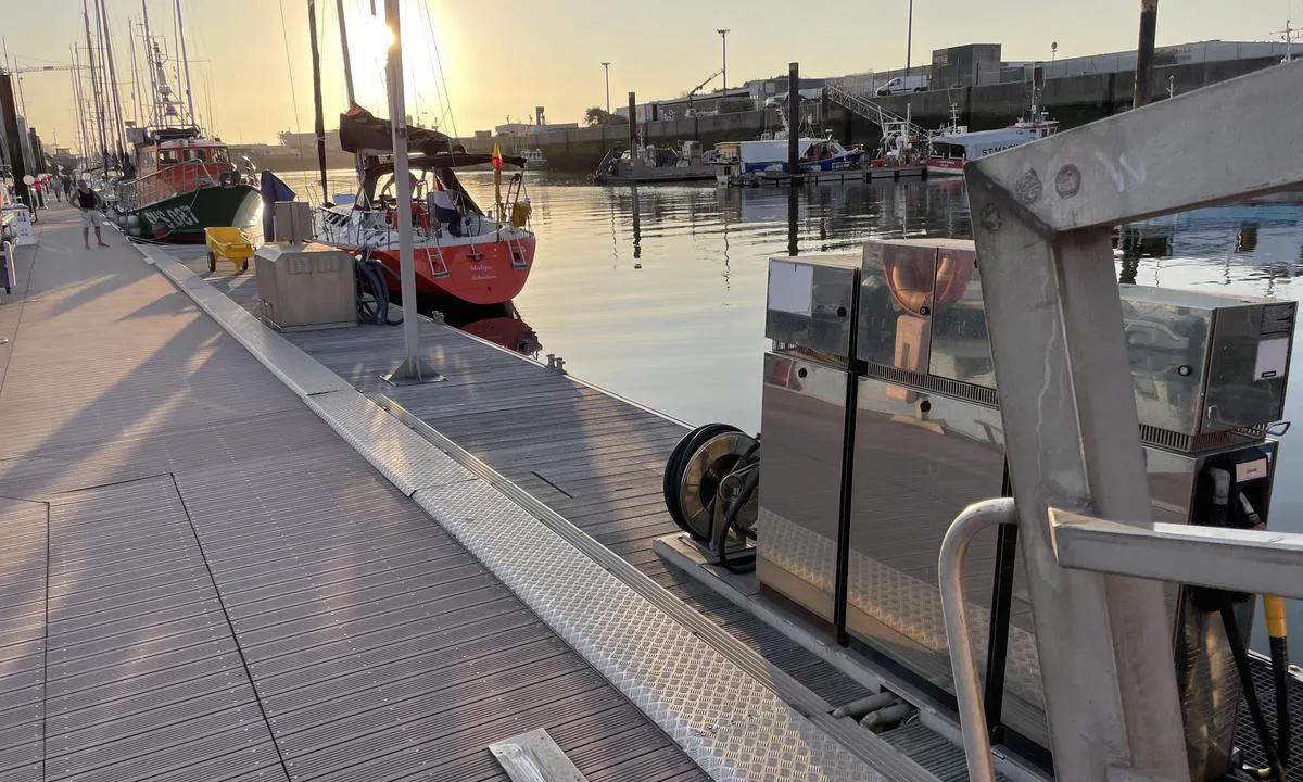{"base": "no", "no": "Dieselfylling innerst i havna", "se": "Dieselp\u00e5fyllning l\u00e4ngst in i hamnen", "en": "Diesel filling innermost in the harbor", "da": "Dieselp\u00e5fyldning inderst i havnen", "fr": "Remplissage diesel au fond du port", "de": "Dieseltanken befindet sich im innersten Bereich des Hafens", "es": "Relleno de diesel en el interior del puerto", "it": "Rifornimento di diesel all'interno del porto", "pt": "Abastecimento de diesel no interior do porto", "nl": "Dieselvulling diep in de haven", "pl": "Tankowanie diesla na ko\u0144cu portu", "uk": "\u0417\u0430\u043f\u0440\u0430\u0432\u043a\u0430 \u0434\u0438\u0437\u0435\u043b\u044c\u043d\u0438\u043c \u043f\u0430\u043b\u0438\u0432\u043e\u043c \u0432 \u043d\u0430\u0439\u0432\u0456\u0434\u0434\u0430\u043b\u0435\u043d\u0456\u0448\u0456\u0439 \u0447\u0430\u0441\u0442\u0438\u043d\u0456 \u0433\u0430\u0432\u0430\u043d\u0456", "ro": "Alimentare cu motorin\u0103 \u00een cel mai interor punct al portului", "tr": "Liman\u0131n en i\u00e7 k\u0131sm\u0131nda dizel dolumu", "el": "\u03a0\u03bb\u03ae\u03c1\u03c9\u03c3\u03b7 \u03c0\u03b5\u03c4\u03c1\u03b5\u03bb\u03b1\u03af\u03bf\u03c5 \u03c3\u03c4\u03bf \u03b5\u03c3\u03c9\u03c4\u03b5\u03c1\u03b9\u03ba\u03cc \u03c4\u03bf\u03c5 \u03bb\u03b9\u03bc\u03b1\u03bd\u03b9\u03bf\u03cd", "cs": "\u010cerp\u00e1n\u00ed nafty v nejvnit\u0159n\u011bj\u0161\u00ed \u010d\u00e1sti p\u0159\u00edstavu", "hu": "D\u00edzel t\u00f6lt\u0151\u00e1llom\u00e1s a kik\u00f6t\u0151 bels\u0151 r\u00e9sz\u00e9n", "fi": "Dieselint\u00e4ytt\u00f6 sataman per\u00e4ll\u00e4", "bg": "\u0417\u0430\u0440\u0435\u0436\u0434\u0430\u043d\u0435 \u0441 \u0434\u0438\u0437\u0435\u043b \u0432 \u043d\u0430\u0439-\u0432\u044a\u0442\u0440\u0435\u0448\u043d\u0430\u0442\u0430 \u0447\u0430\u0441\u0442 \u043d\u0430 \u043f\u0440\u0438\u0441\u0442\u0430\u043d\u0438\u0449\u0435\u0442\u043e", "sr": "\u0421\u0438\u043f\u0430\u045a\u0435 \u0434\u0438\u0437\u0435\u043b\u0430 \u0443\u043d\u0443\u0442\u0430\u0440 \u043b\u0443\u043a\u0435", "et": "Diisli tankimine sadama seesmises osas", "lv": "D\u012bze\u013cdegvielas uzpilde ostas dzi\u013c\u0101kaj\u0101 viet\u0101", "lt": "Dyzelino u\u017epildymas uosto gale"}