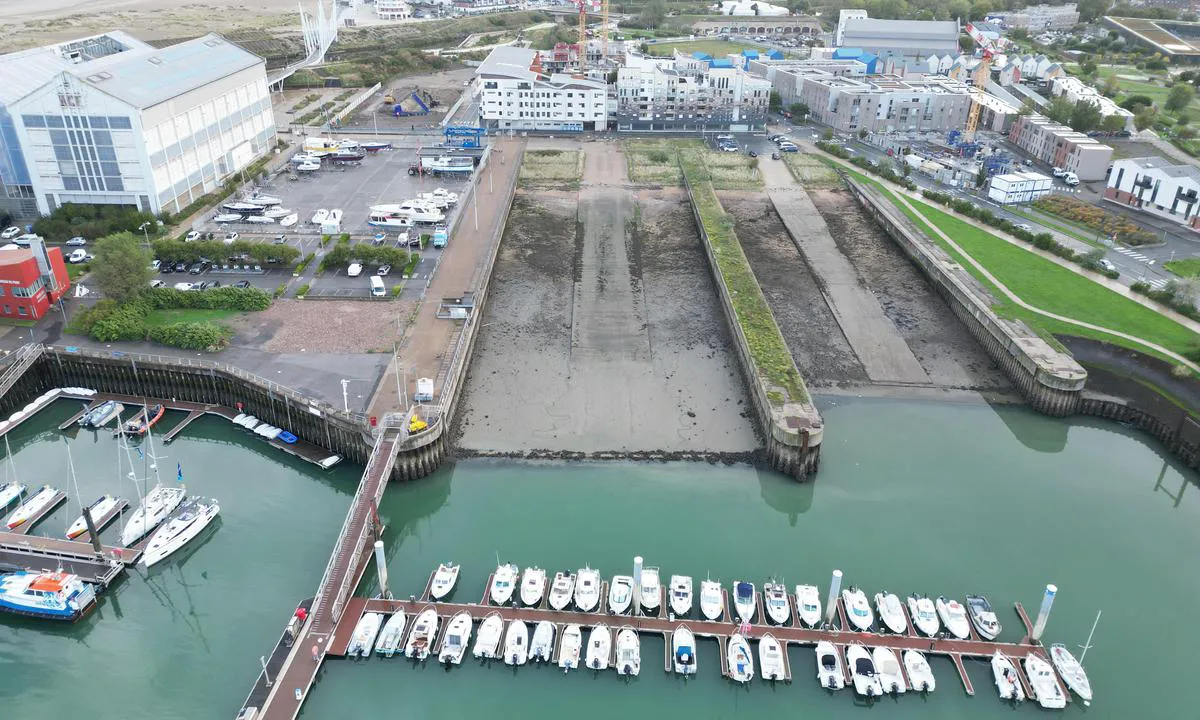 Port du Grand Large: {"base": "no", "no": "Stor slipp med verksted og travellift", "se": "Stor slip med verkstad och travellift", "en": "Large slipway with workshop and travel lift", "da": "Stor sl\u00e6bested med v\u00e6rksted og rejsekran", "fr": "Grand slip avec atelier et travelift", "de": "Gro\u00dfe Slipanlage mit Werkstatt und Travellift", "es": "Gran varadero con taller y gr\u00faa de viaje", "it": "Grande scivolo con cantiere e sollevatore mobile", "pt": "Grande rampa com oficina e travelift", "nl": "Grote helling met werkplaats en travellift", "pl": "Du\u017cy slip z warsztatem i travelift", "uk": "\u0412\u0435\u043b\u0438\u043a\u0438\u0439 \u0441\u043b\u0456\u043f \u0456\u0437 \u043c\u0430\u0439\u0441\u0442\u0435\u0440\u043d\u0435\u044e \u0442\u0430 \u0442\u0440\u0430\u0432\u0435\u043b\u0456\u0444\u0442", "ro": "\u0218antier mare cu atelier \u0219i travelift", "tr": "B\u00fcy\u00fck kayd\u0131rak, at\u00f6lye ve seyahat vinci", "el": "\u039c\u03b5\u03b3\u03ac\u03bb\u03b7 \u03c1\u03ac\u03bc\u03c0\u03b1 \u03bc\u03b5 \u03b5\u03c1\u03b3\u03b1\u03c3\u03c4\u03ae\u03c1\u03b9\u03bf \u03ba\u03b1\u03b9 travellift", "cs": "Velk\u00e1 skluzavka s d\u00edlnou a travelliftem", "hu": "Nagy s\u00f3lya m\u0171hellyel \u00e9s utaz\u00f3 emel\u0151vel", "fi": "Suuri telakka korjaamolla ja travelliftill\u00e4", "bg": "\u0413\u043e\u043b\u044f\u043c \u0441\u043b\u0438\u043f \u0441 \u0440\u0430\u0431\u043e\u0442\u0438\u043b\u043d\u0438\u0446\u0430 \u0438 \u0442\u0440\u0430\u0432\u0435\u043b\u043b\u0438\u0444\u0442", "sr": "Veliko brodogradili\u0161te sa radionicom i dizalicom za brodove", "et": "Suur slip koos t\u00f6\u00f6koja ja travelliftiga", "lv": "Liela sl\u012bpsv\u012btra ar darbn\u012bcu un ce\u013cojumu liftu", "lt": "Didel\u0117 slipas su dirbtuve ir travellift"}