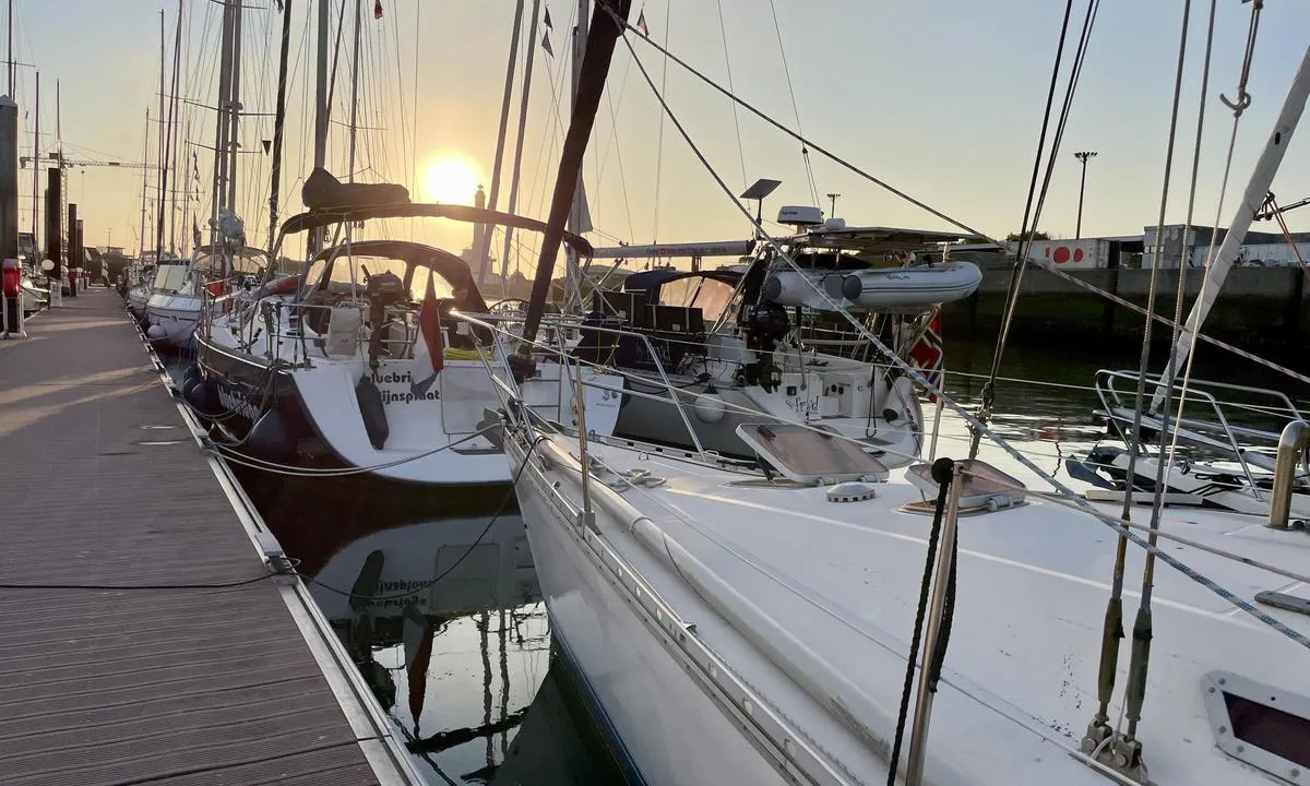 Port du Grand Large: {"base": "no", "no": "Ligger longside, ofte flere utenp\u00e5 hverandre", "se": "Ligger l\u00e5ngsides, ofta flera utanp\u00e5 varandra", "en": "Moor alongside, often several boats rafted together", "da": "Ligger langside, ofte flere udenp\u00e5 hinanden", "fr": "Amarr\u00e9 \u00e0 couple, souvent plusieurs les uns sur les autres", "de": "Liegt l\u00e4ngsseits, oft mehrere nebeneinander", "es": "Atraque costado a costado, a menudo uno al lado del otro", "it": "Ormeggio lungo il molo, spesso pi\u00f9 barche allineate una accanto all'altra", "pt": "Est\u00e1 atracado lado a lado, muitas vezes v\u00e1rios barcos sobrepostos", "nl": "Ligt langszij, vaak meerdere schepen naast elkaar", "pl": "Cumowa\u0107 wzd\u0142u\u017c, cz\u0119sto wieloma obok siebie", "uk": "\u0428\u0432\u0430\u0440\u0442\u0443\u0454\u043c\u043e\u0441\u044f \u0431\u043e\u0440\u0442\u043e\u043c, \u0447\u0430\u0441\u0442\u043e \u043a\u0456\u043b\u044c\u043a\u0430 \u043e\u0434\u0438\u043d \u0437\u0430 \u043e\u0434\u043d\u0438\u043c", "ro": "Se afl\u0103 al loturi, adesea mai multe acostate una l\u00e2ng\u0103 alta", "tr": "Yan yana ba\u011flanm\u0131\u015f, genellikle birbirinin \u00fczerine birka\u00e7 tane", "el": "\u0391\u03c1\u03ac\u03b6\u03b5\u03b9 \u03ba\u03b1\u03c4\u03ac \u03bc\u03ae\u03ba\u03bf\u03c2, \u03c3\u03c5\u03c7\u03bd\u03ac \u03c0\u03bf\u03bb\u03bb\u03bf\u03af \u03bf \u03ad\u03bd\u03b1\u03c2 \u03c0\u03ac\u03bd\u03c9 \u03c3\u03c4\u03bf\u03bd \u03ac\u03bb\u03bb\u03bf\u03bd", "cs": "Le\u017e\u00ed pod\u00e9ln\u011b, \u010dasto v\u00edce za sebou", "hu": "Hossz\u00e1ban fekszenek, gyakran egym\u00e1s mell\u00e9 k\u00f6tve", "fi": "Sijaitsee kyljitt\u00e4in, usein useita vierekk\u00e4in", "bg": "\u0428\u0432\u0430\u0440\u0442\u043e\u0432\u0430\u043d\u0438 \u043d\u0430\u0434\u043b\u044a\u0436\u043d\u043e, \u0447\u0435\u0441\u0442\u043e \u043d\u044f\u043a\u043e\u043b\u043a\u043e \u0435\u0434\u0438\u043d \u0434\u043e \u0434\u0440\u0443\u0433", "sr": "\u041b\u0435\u0436\u0438 \u0443\u0437\u0434\u0443\u0436\u043d\u043e, \u0447\u0435\u0441\u0442\u043e \u0432\u0438\u0448\u0435 \u0458\u0435\u0434\u0430\u043d \u0443\u0437 \u0434\u0440\u0443\u0433\u043e\u0433", "et": "Sildub kai \u00e4\u00e4res, sageli mitu laeva k\u00f5rvuti", "lv": "Piest\u0101jiet gar s\u0101niem, bie\u017ei vair\u0101kas laivas viena pie otras", "lt": "Stovi paskui vienas kit\u0105, da\u017enai kelios valtys vienas kit\u0105"}